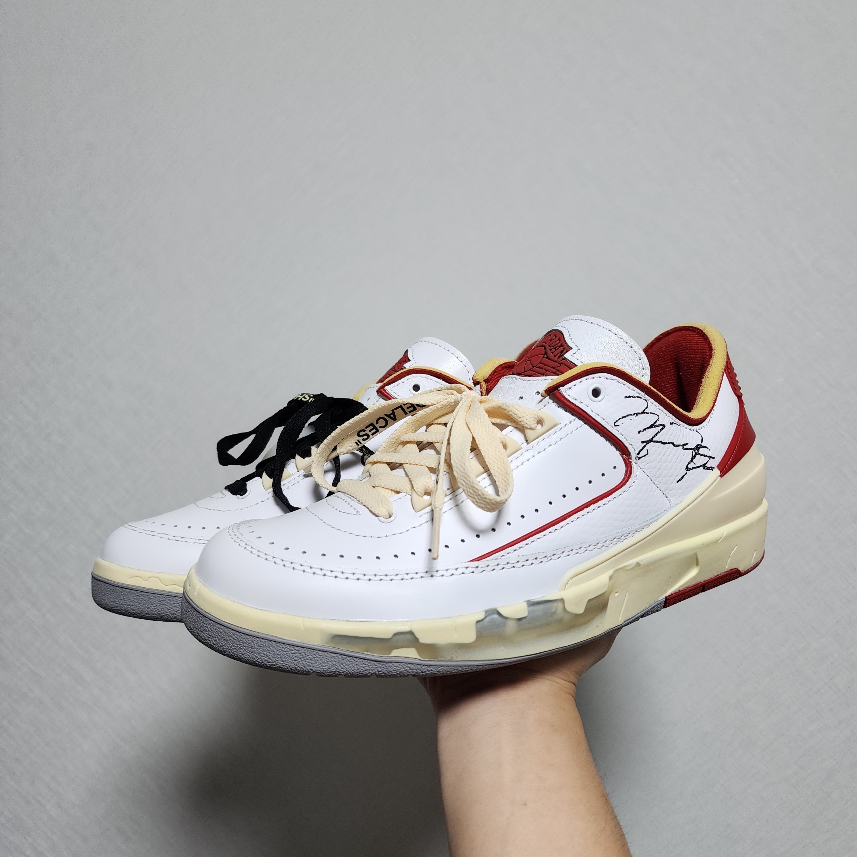 Jordan 2 x Off-White Retro Low SP White and Varsity Red 착용 스타일 - 2