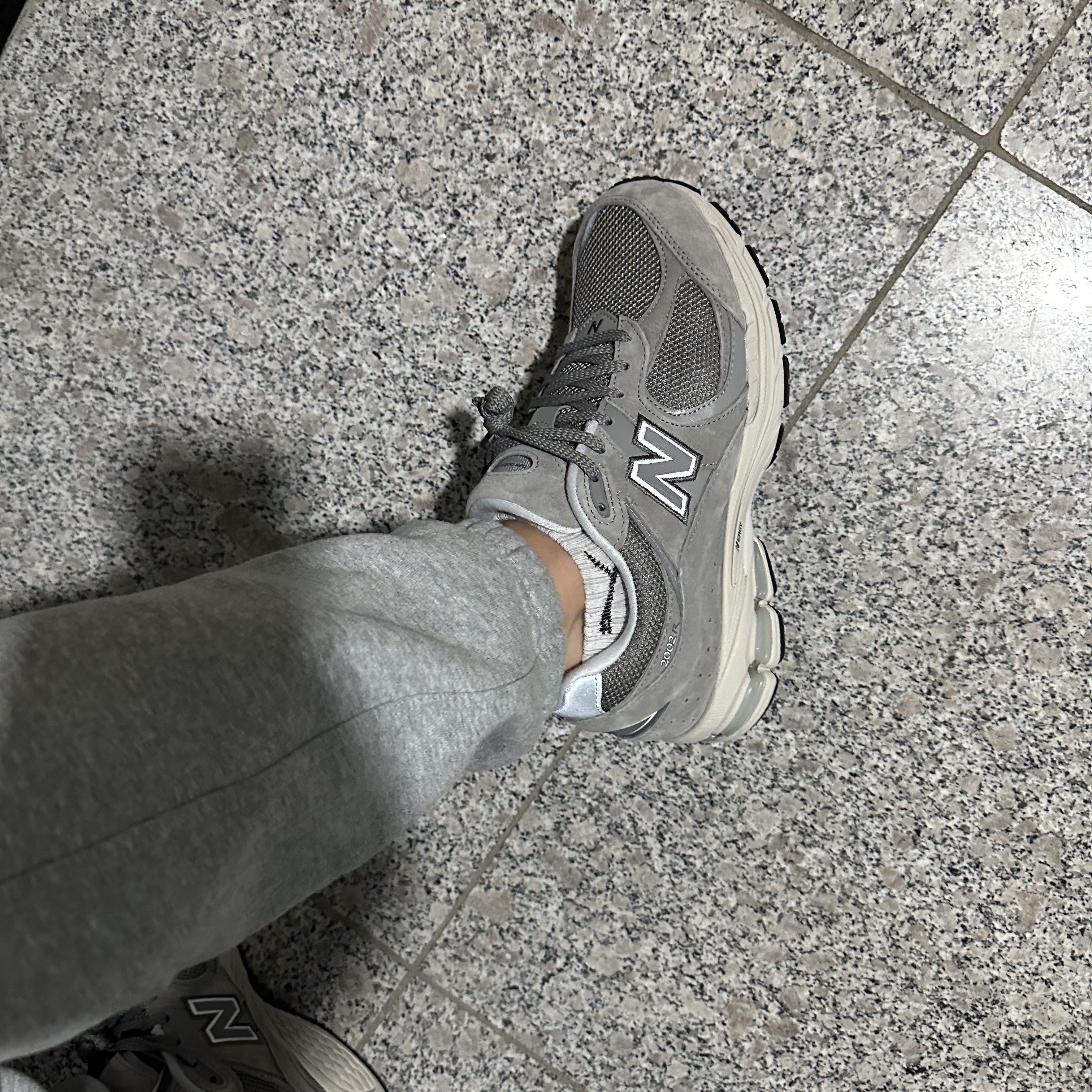 New Balance 2002R Grey 착용 스타일 - 1