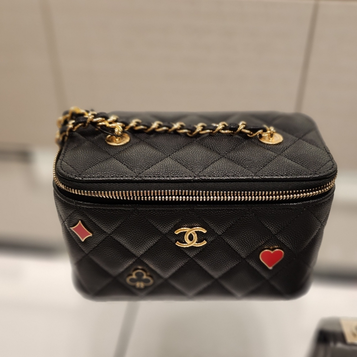 Chanel Vanity With Chain Grained Calfskin Enamel & Gold Black 착용 스타일