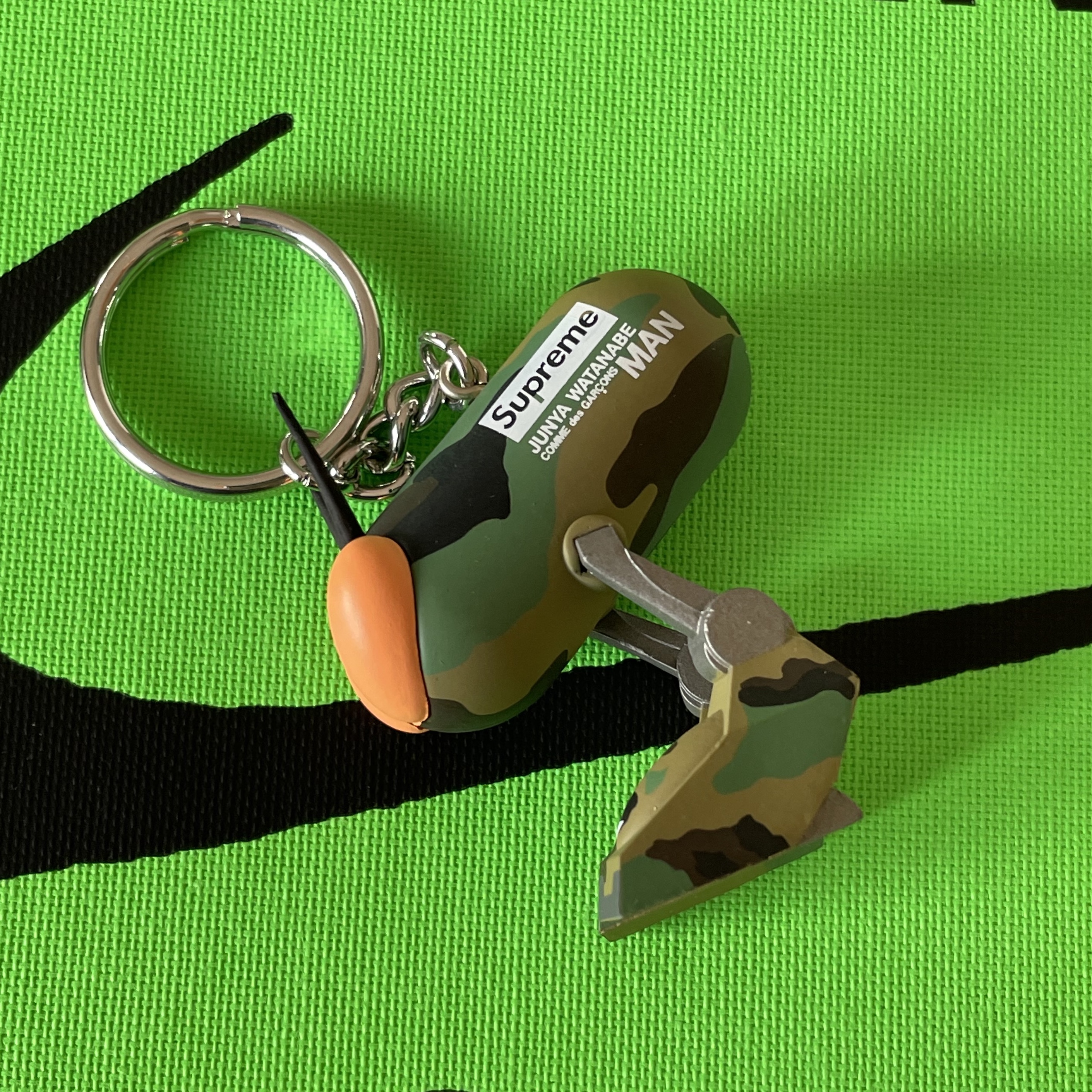 Supreme x Comme des Garcons Junya Watanabe Man Bug Keychain Woodland Camo - 21FW 착용 스타일 - 2