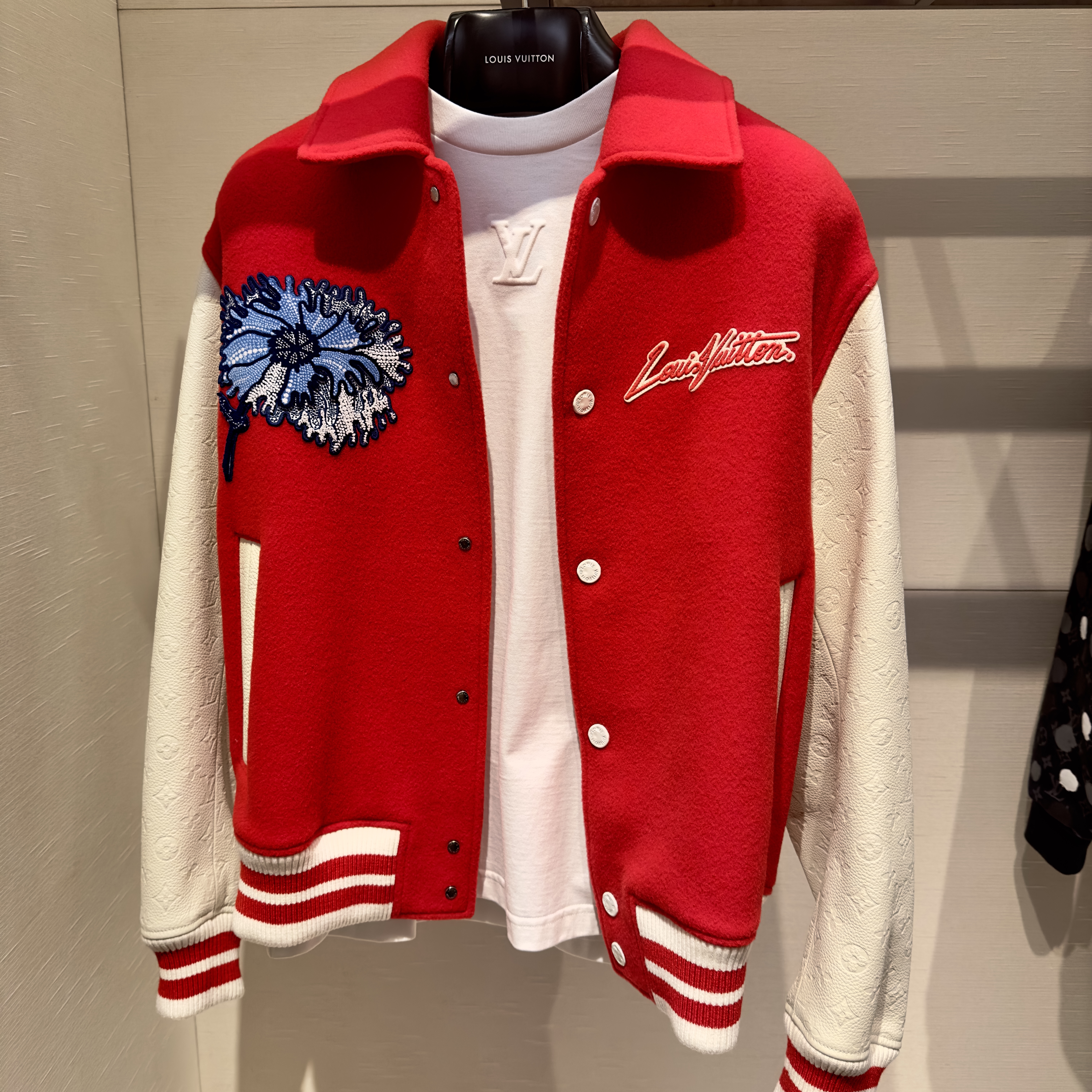 Louis Vuitton x YK Psychedelic Flower Embroidered Varsity Blouson Red 착용 스타일
