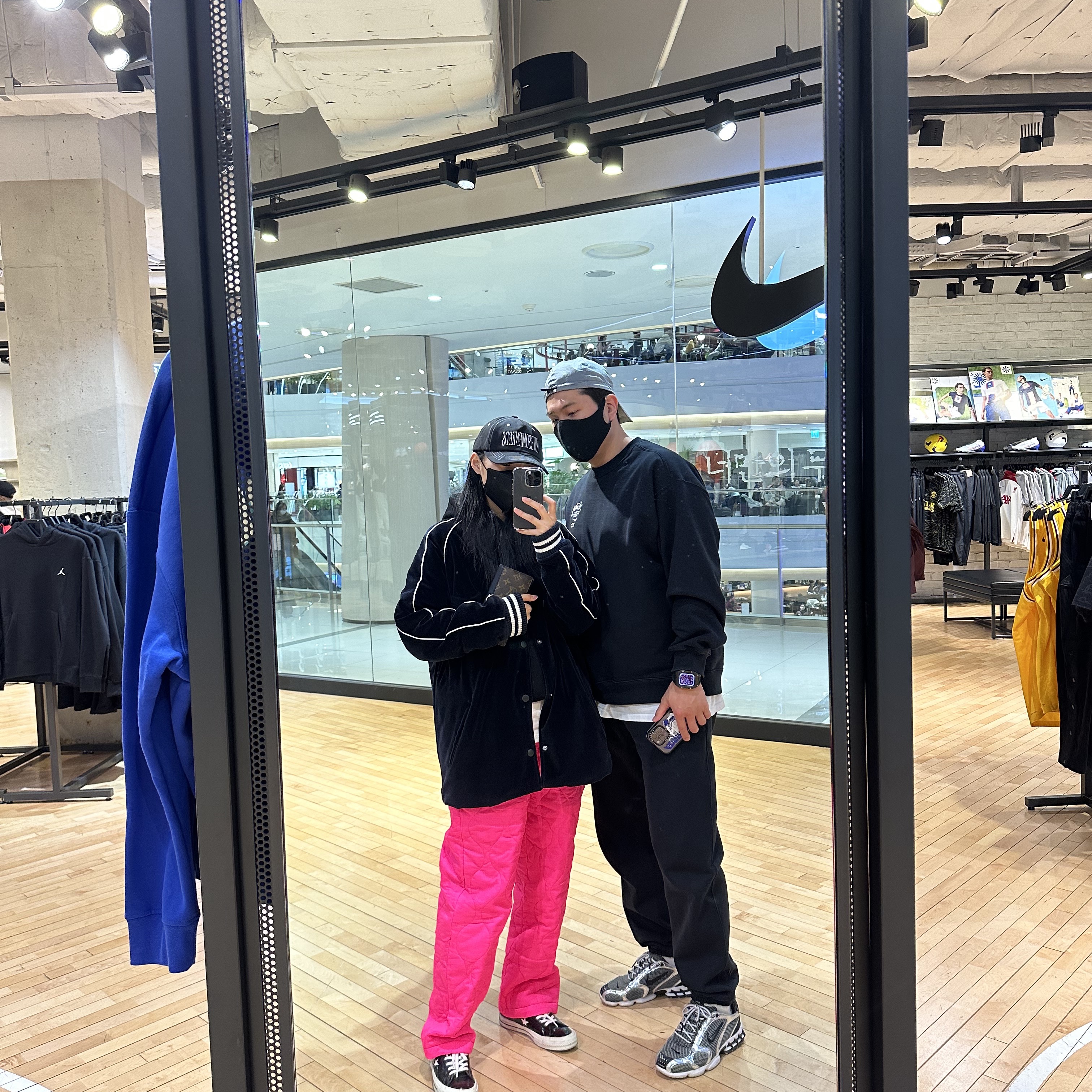 Essentials The Core Collection Hoodie Dark Oatmeal, Essentials The Core Collection Relaxed Sweatpants Dark Oatmeal 착용 스타일 - 5