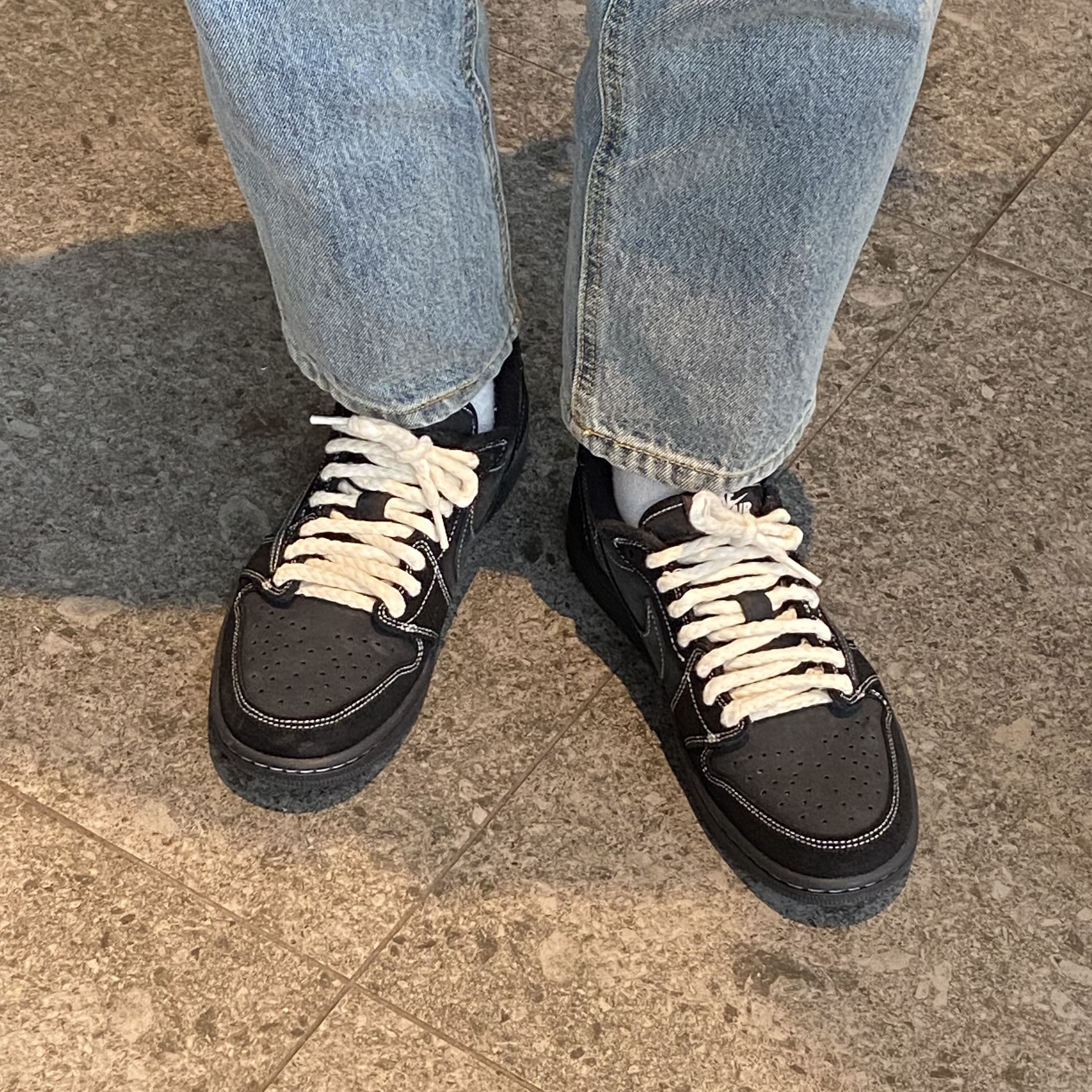 Jordan 1 x Travis Scott Retro Low OG SP Black Phantom 착용 스타일 - 2