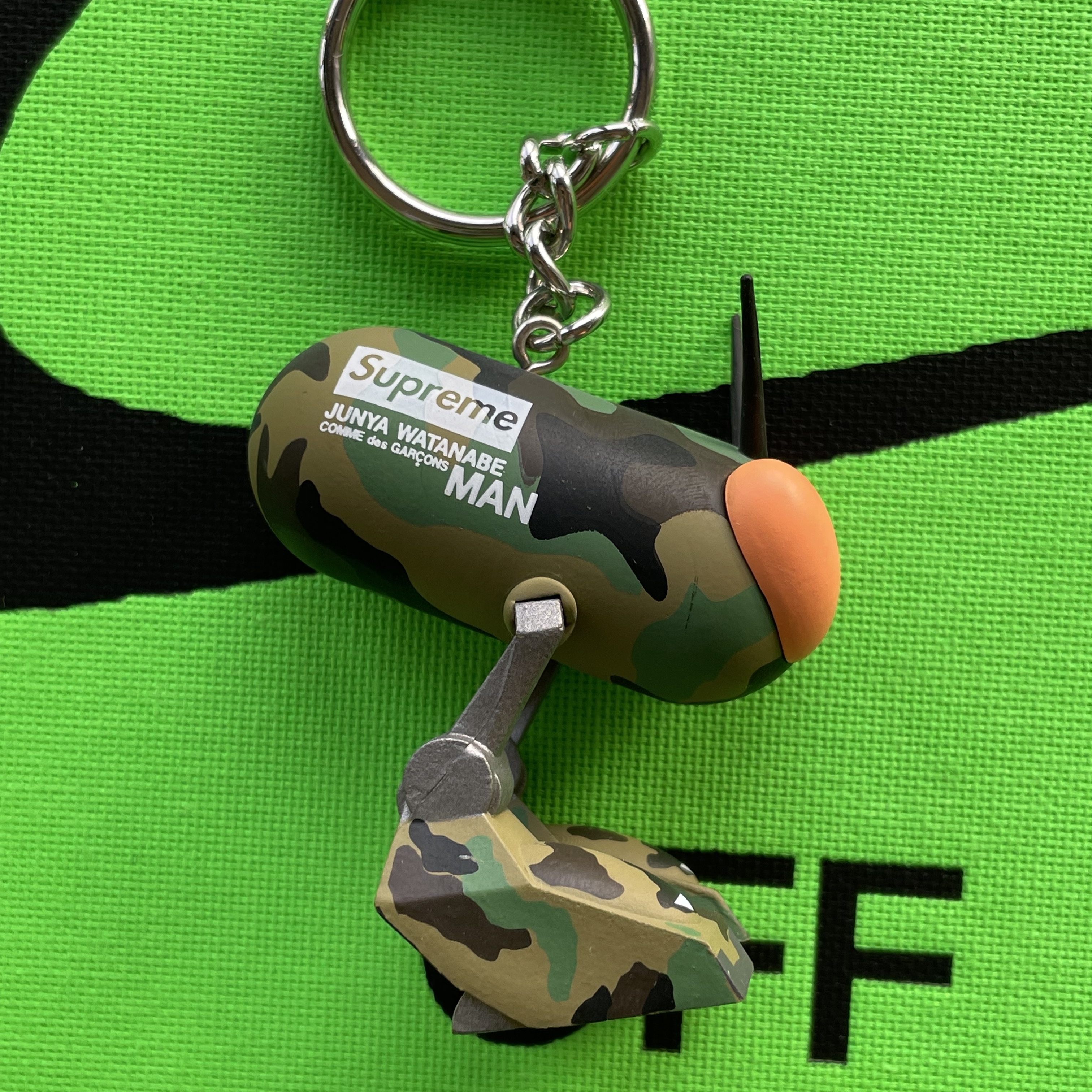 Supreme x Comme des Garcons Junya Watanabe Man Bug Keychain Woodland Camo - 21FW 착용 스타일 - 3