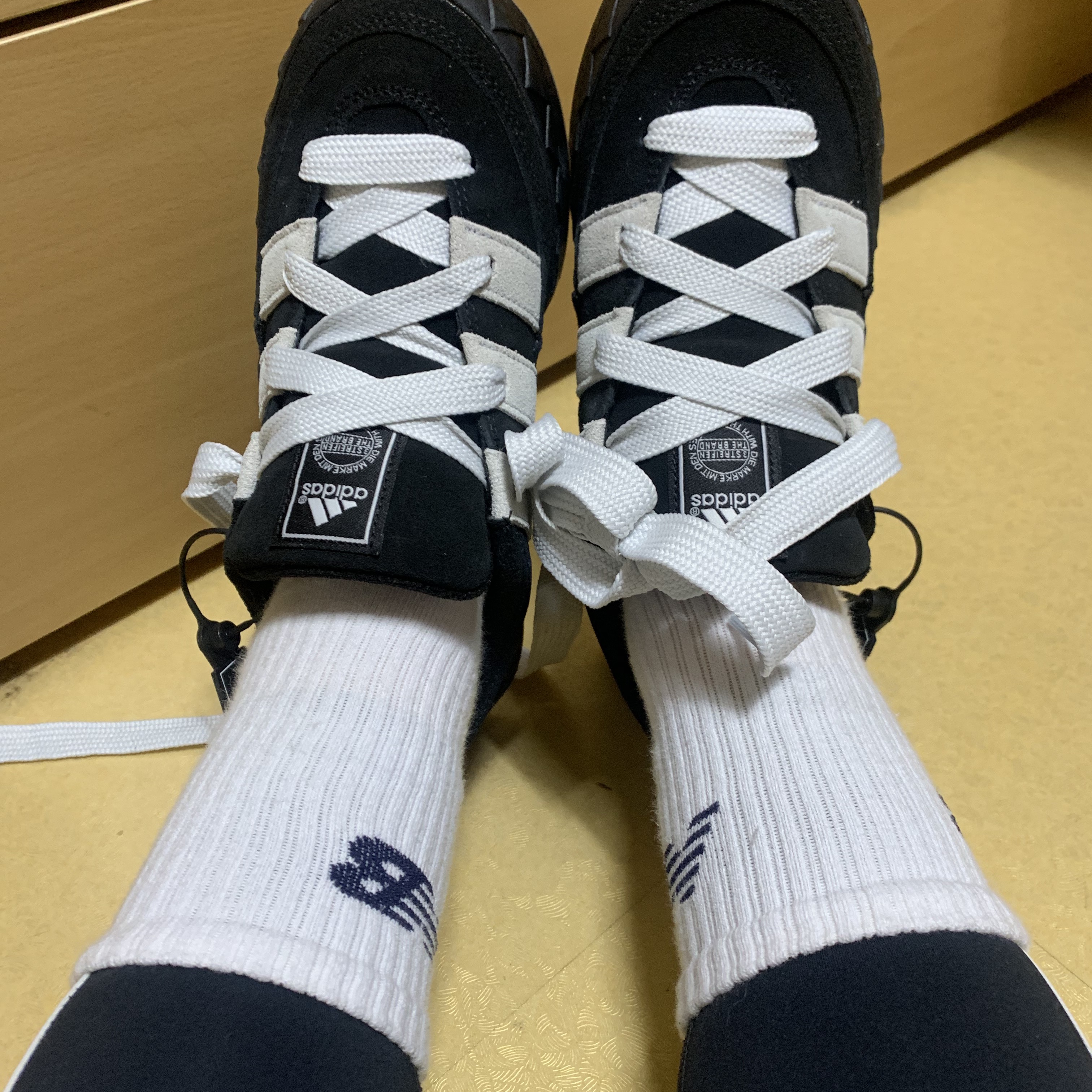 Adidas Adimatic Core Black Crystal White 착용 스타일 - 1