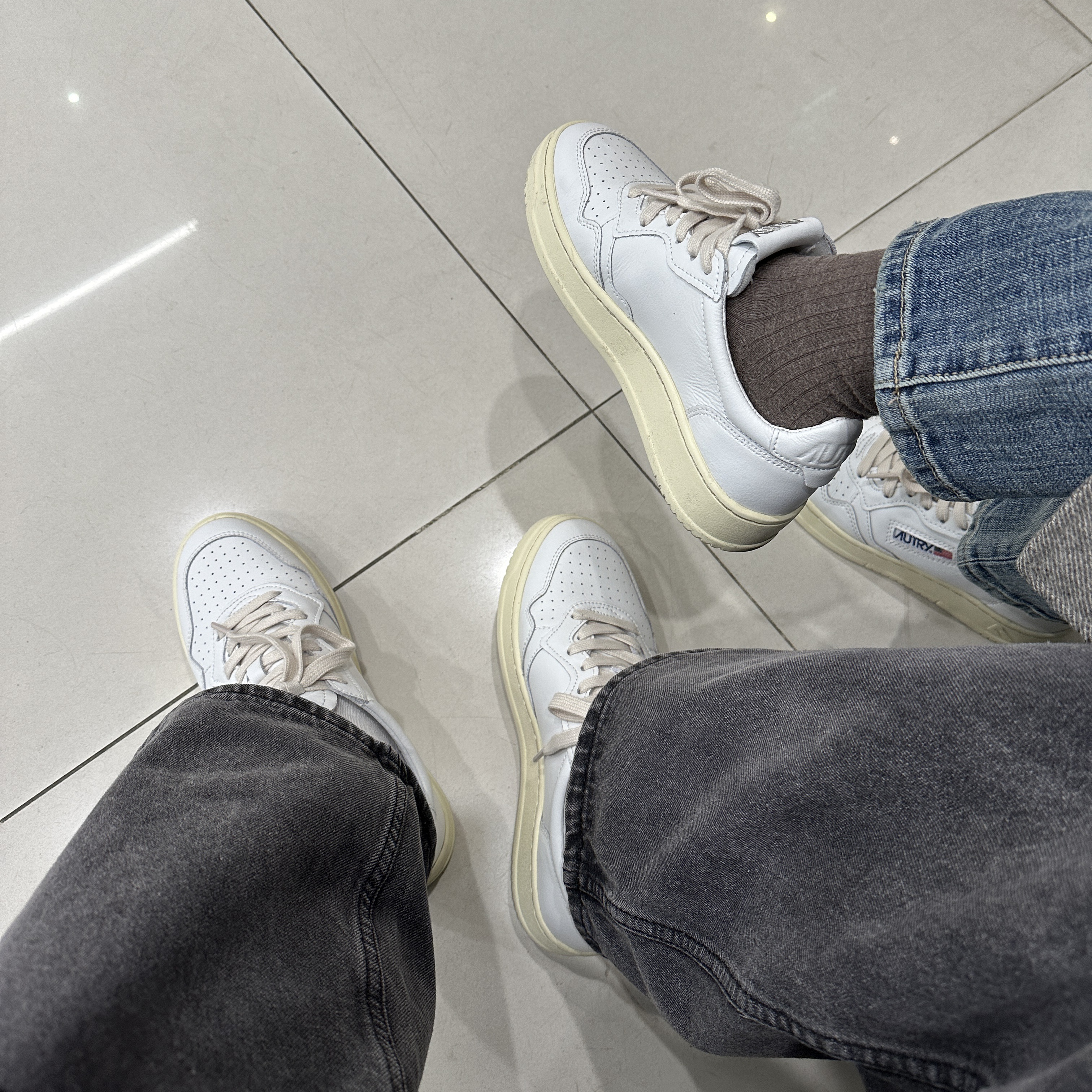 (W) Autry Medalist Low Leather Sneakers White, Autry Medalist Low Leather Sneakers White 착용 스타일