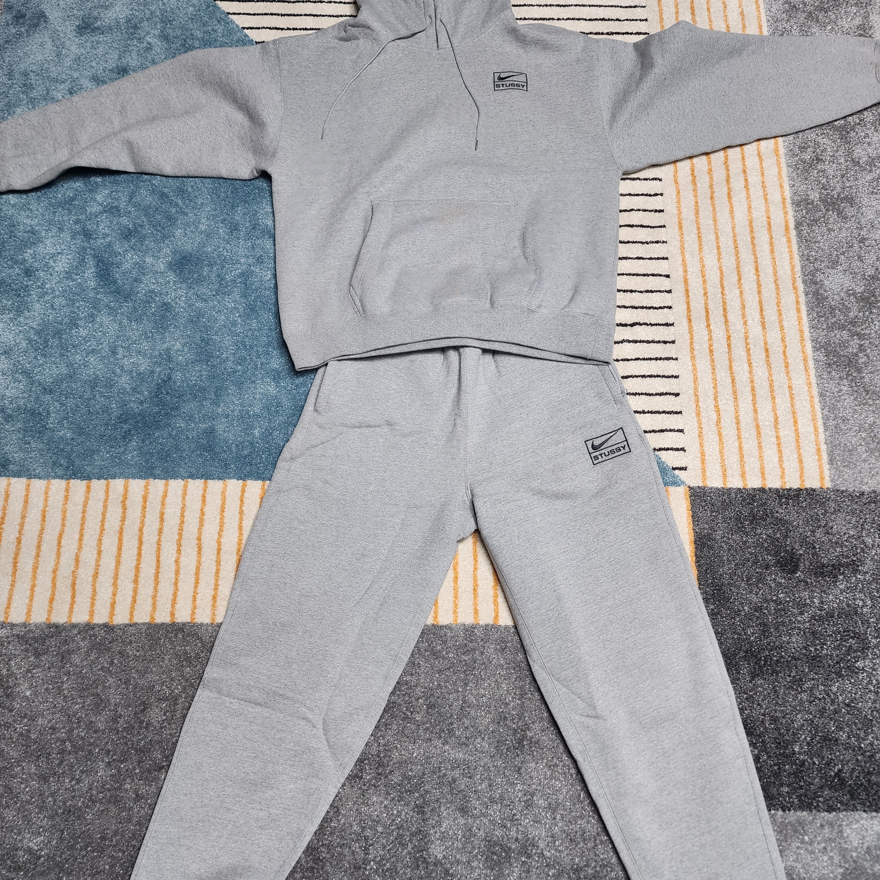 Nike x Stussy NRG RA Fleece Pants Dark Grey Heather (DJ9490-063), Nike x Stussy NRG RA Pullover Hoodie Dark Grey Heather (DJ9488-063) 착용 스타일