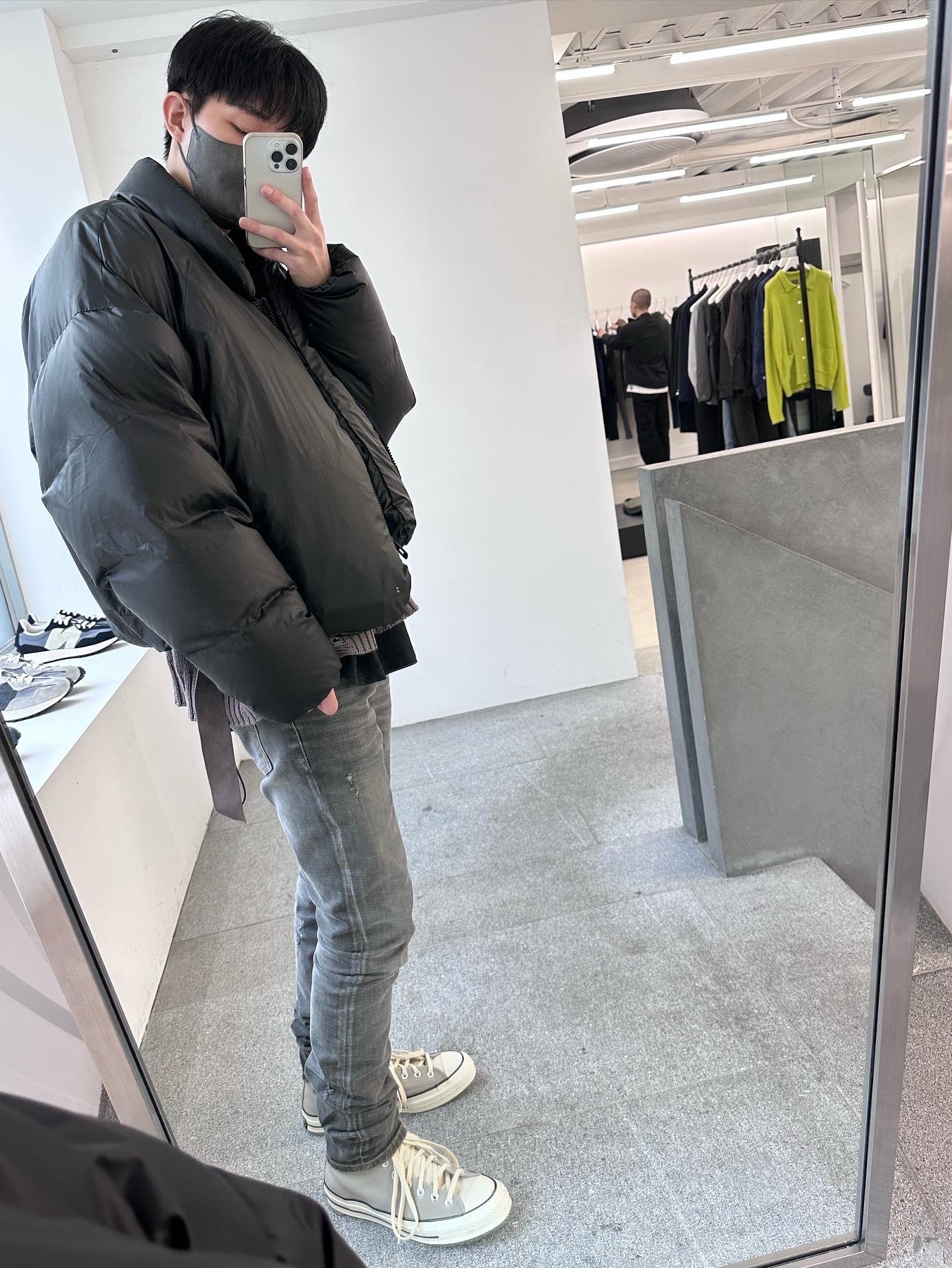 Undermycar Legion.03 Slim Fit Blue Stitch Washed Jeans Washed Gray, Converse x Fear of God Essentials Chuck 70 Hi Grey 착용 스타일 - 2