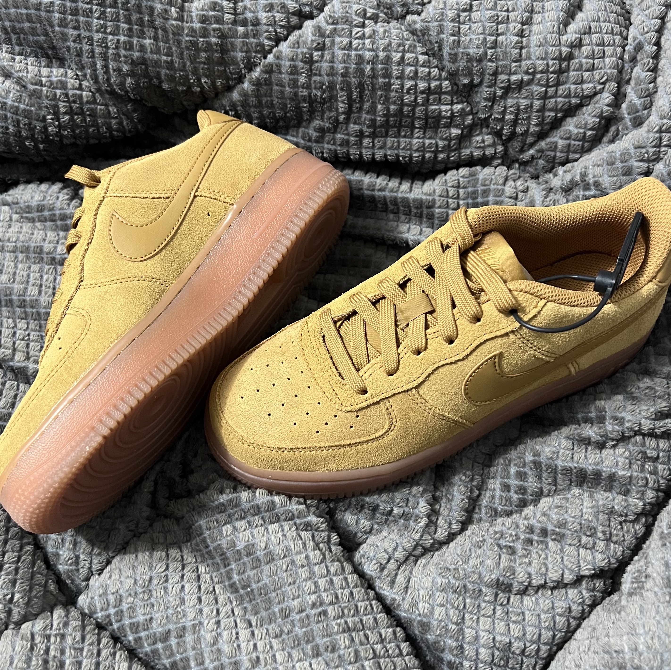 (GS) Nike Air Force 1 LV8 3 Wheat 착용 스타일 - 4