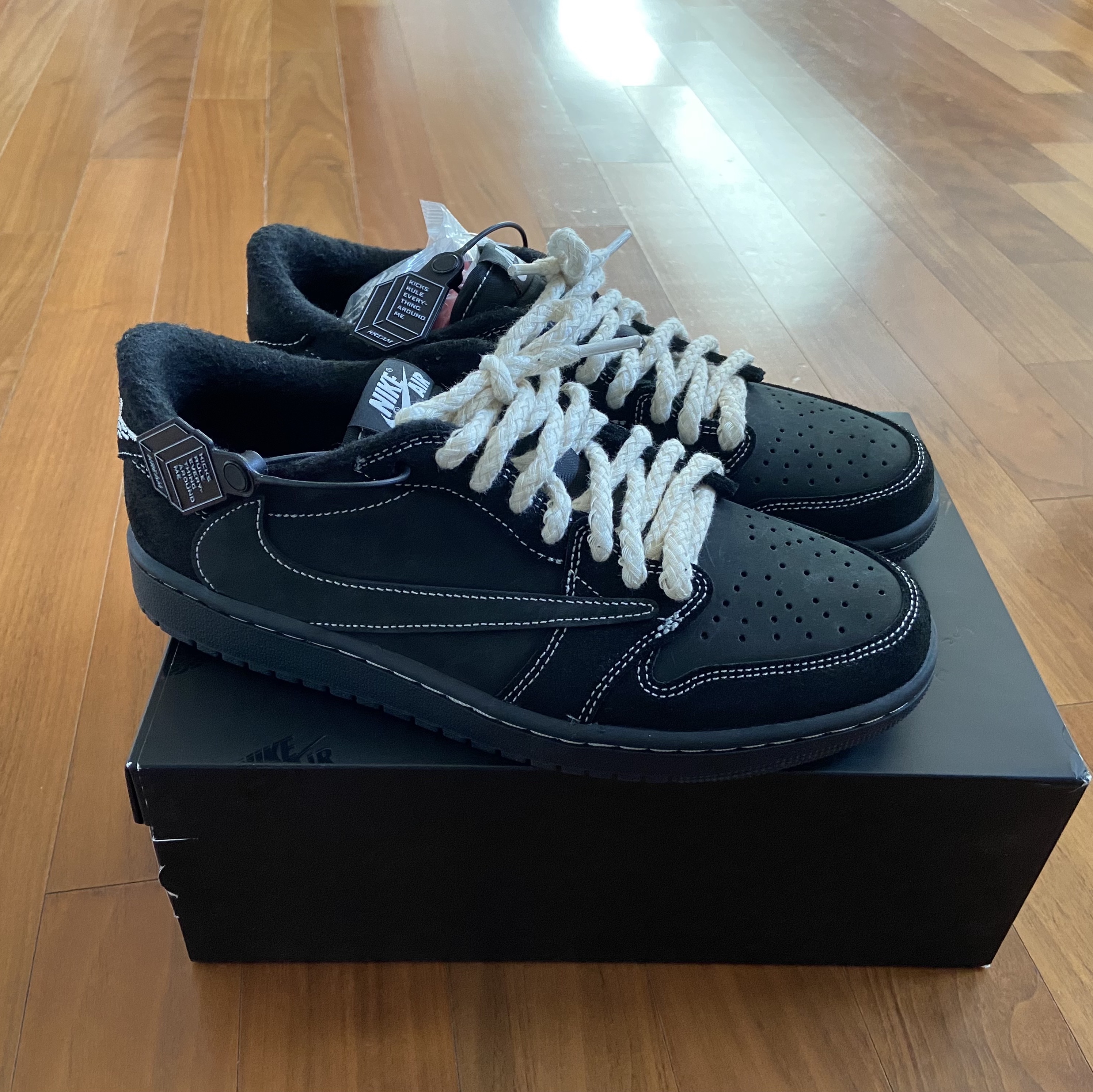 Jordan 1 x Travis Scott Retro Low OG SP Black Phantom 착용 스타일 - 1