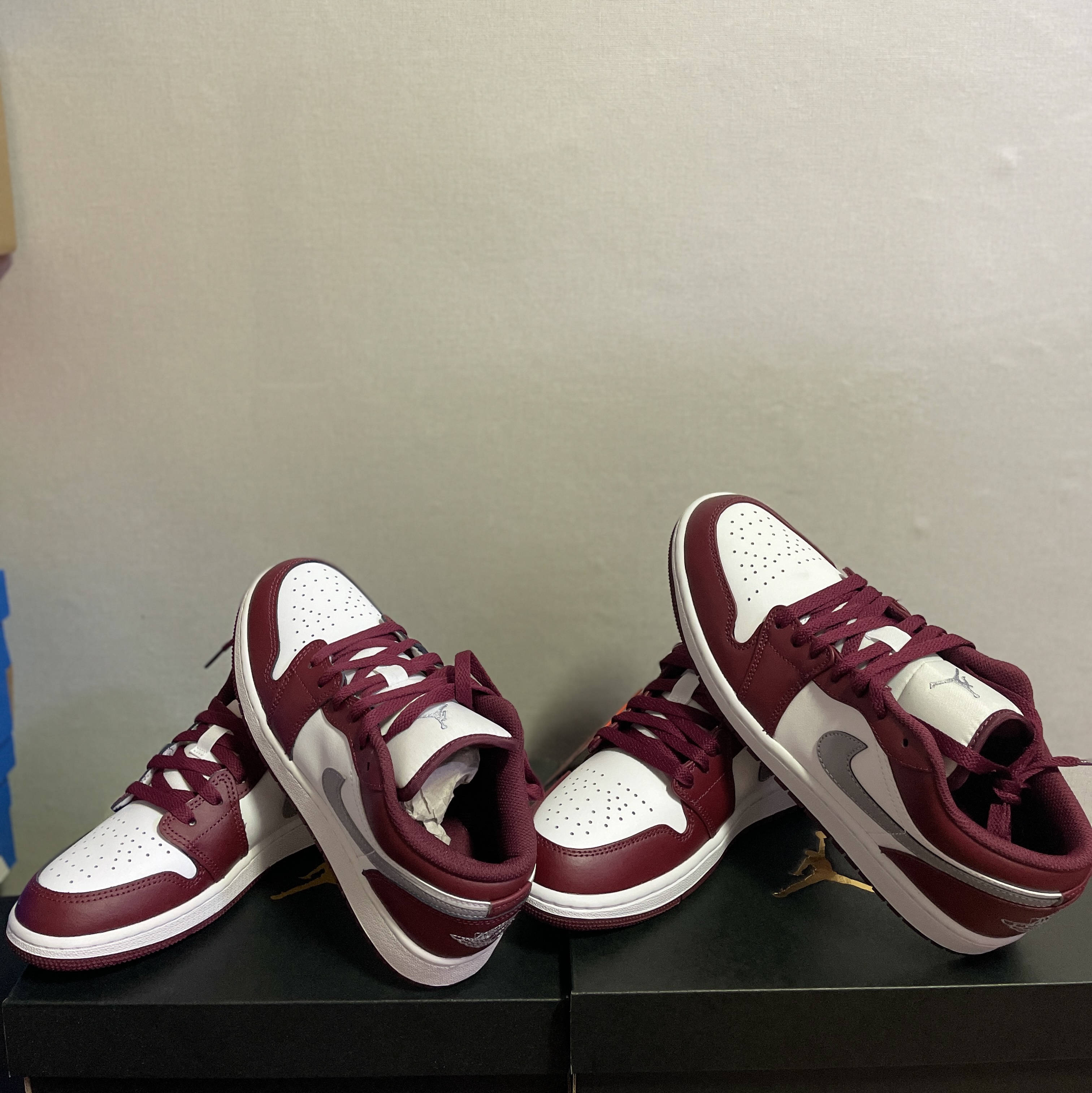 Jordan 1 Low Cherrywood Red 착용 스타일 - 2