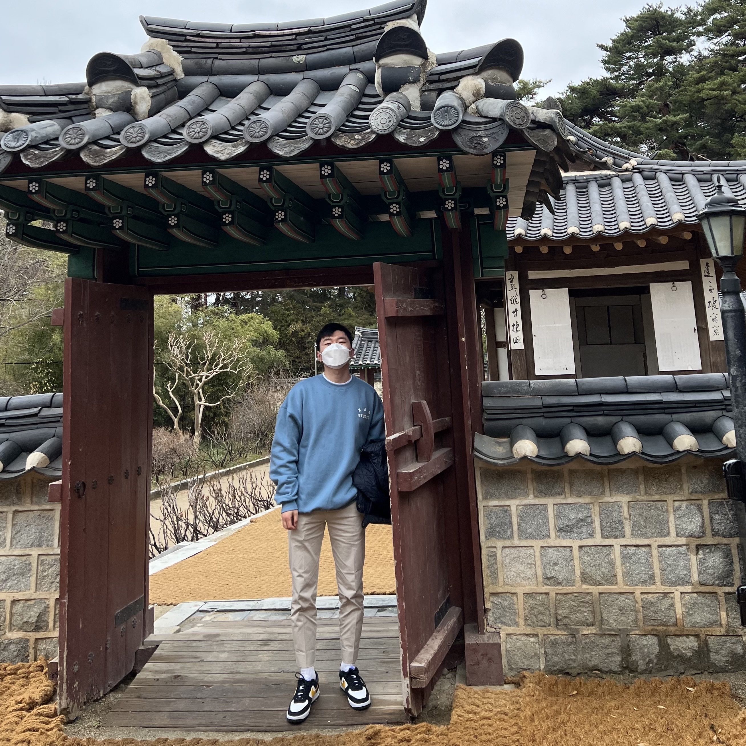 IAB Studio Crewneck Sky Blue 착용 스타일