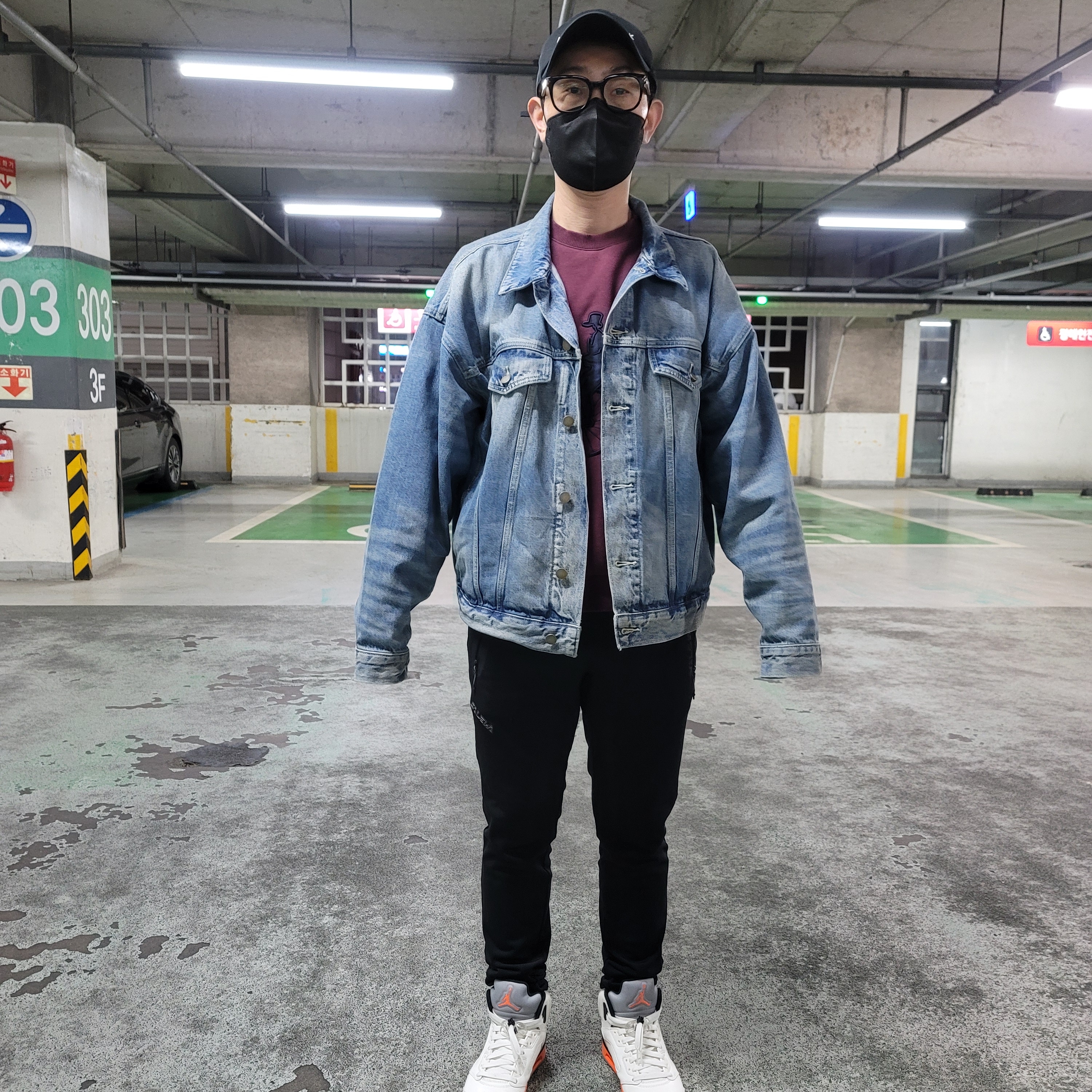Essentials Trucker Jacket Indigo 착용 스타일 - 3