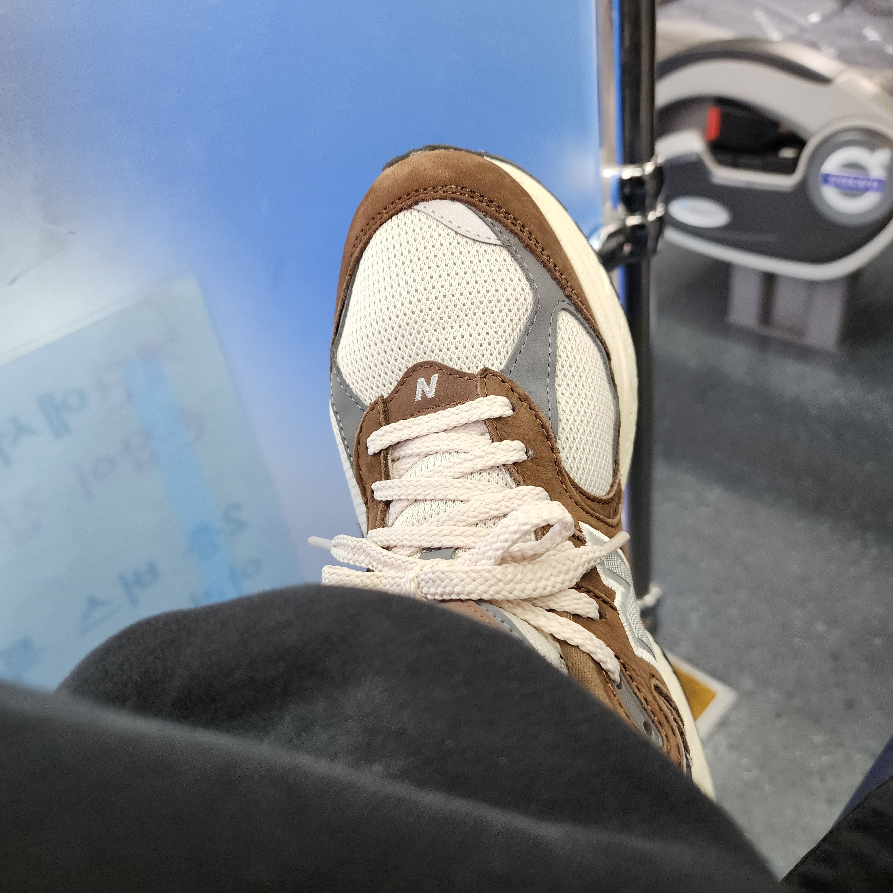 New Balance 2002R Brown Cream 착용 스타일 - 1