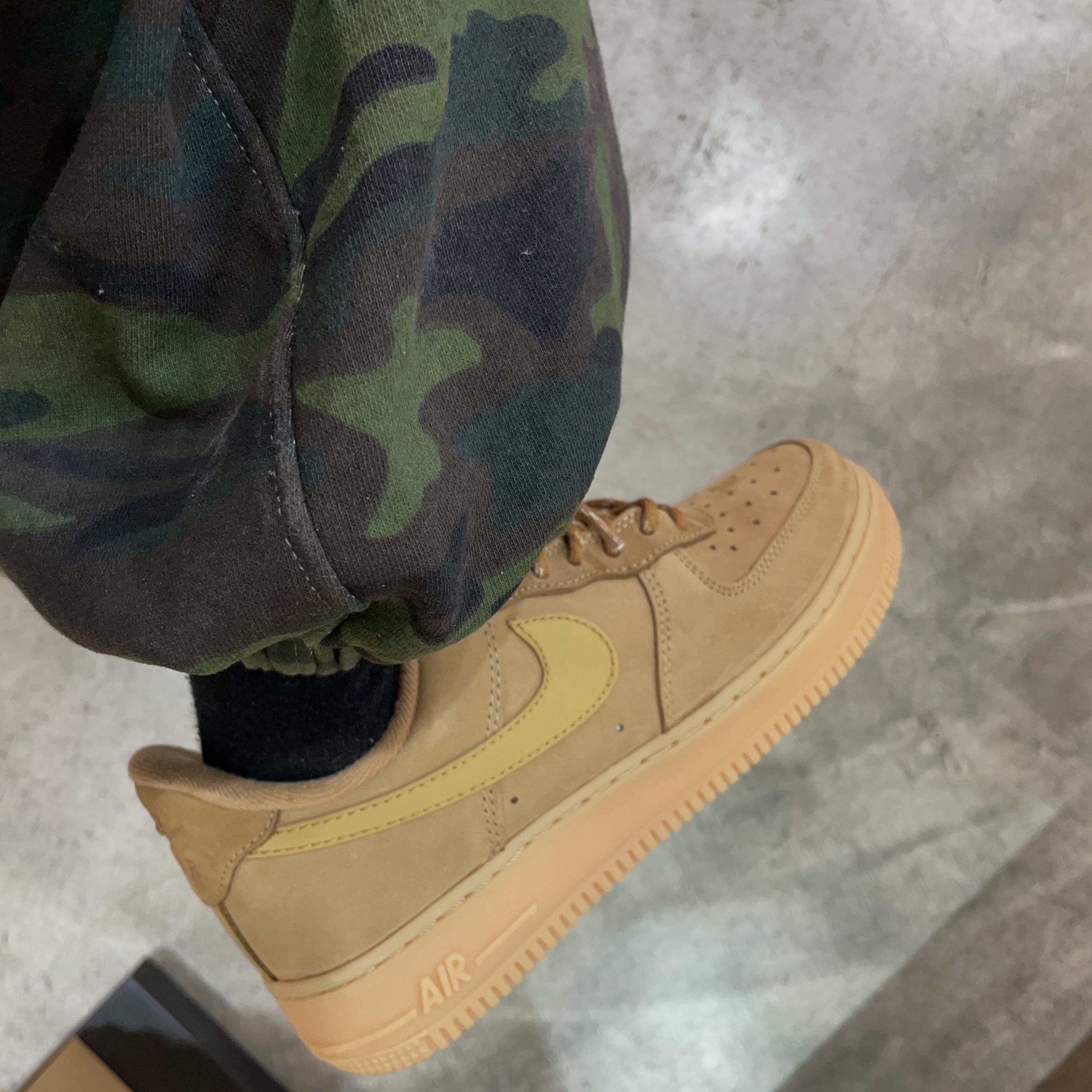 Nike Air Force 1 '07 WB Flax 착용 스타일 - 2