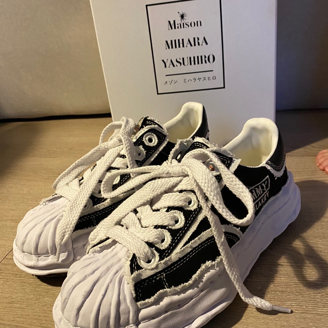 Maison Mihara Yasuhiro Blakey OG Sole OH Canvas Low-top Sneakers Black 착용 스타일 - 1