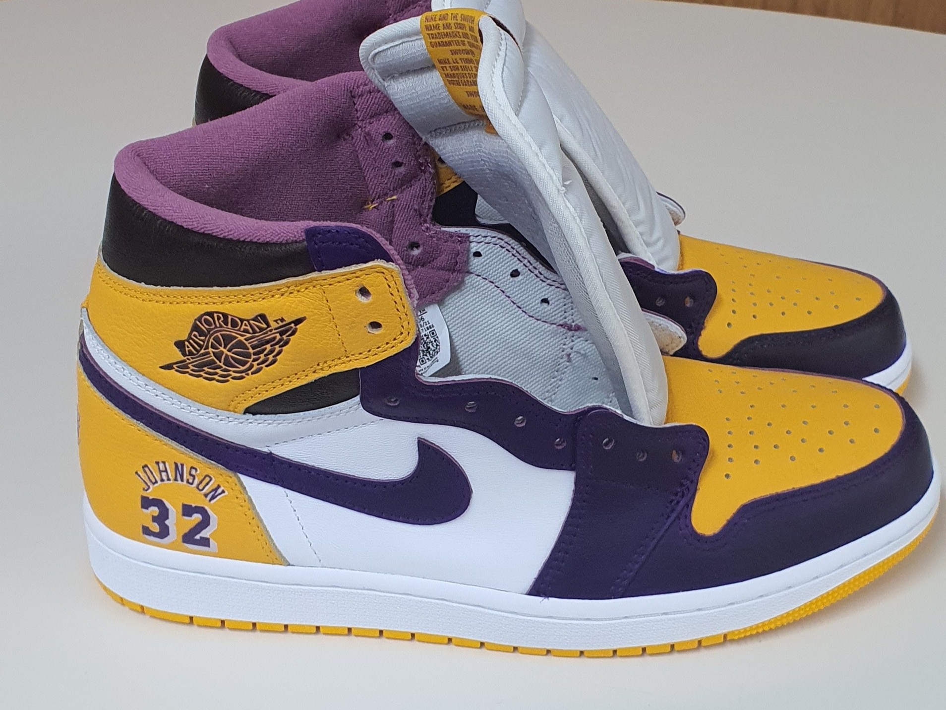 Jordan 1 Retro High OG University Gold Light Bordeaux 착용 스타일 - 4