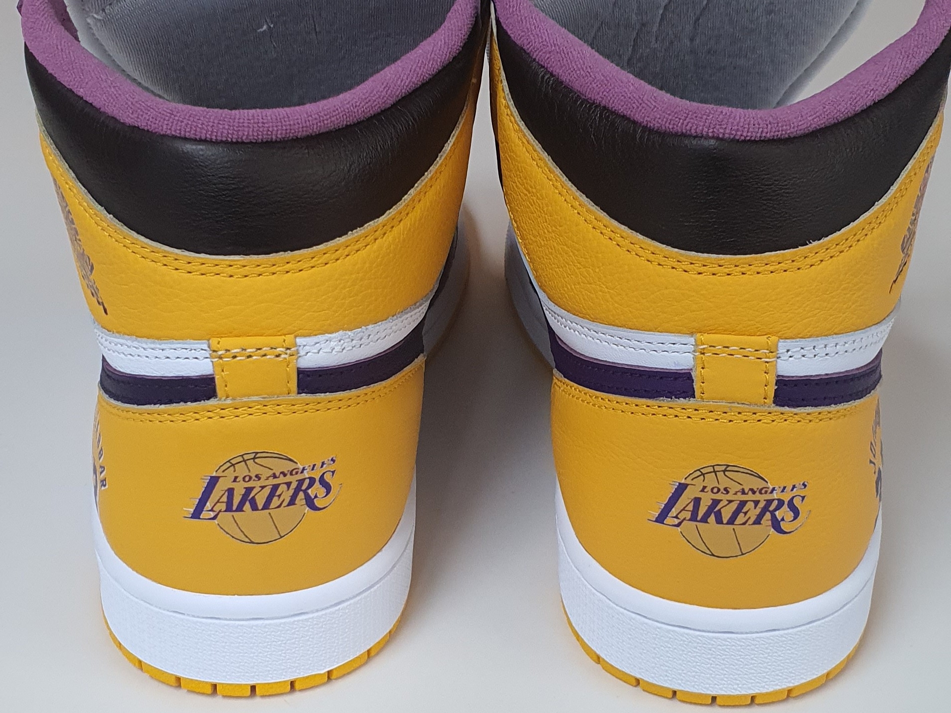 Jordan 1 Retro High OG University Gold Light Bordeaux 착용 스타일 - 5