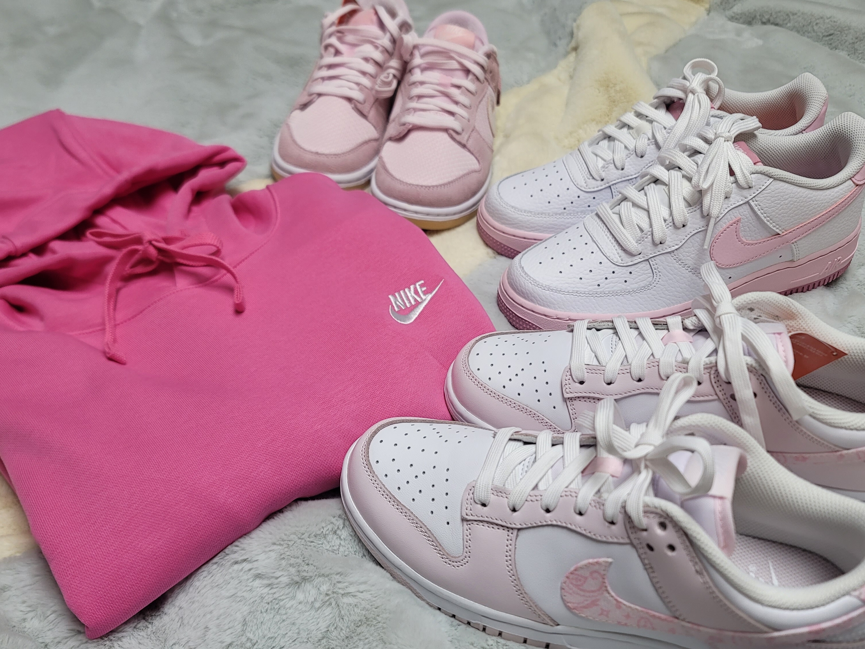 (W) Nike Dunk Low SE Light Soft Pink, (GS) Nike Air Force 1 White Pink 착용 스타일 - 1