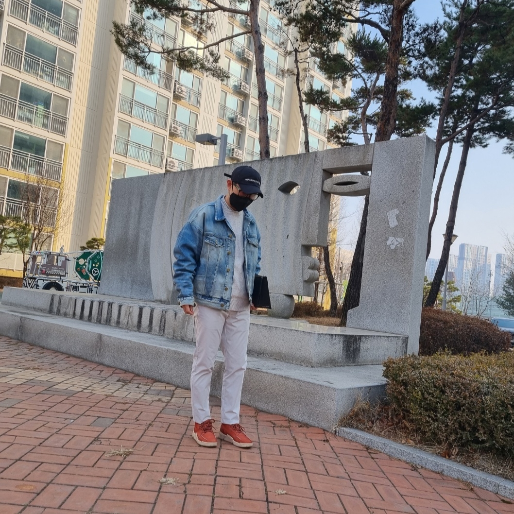 Essentials Trucker Jacket Indigo 착용 스타일 - 1