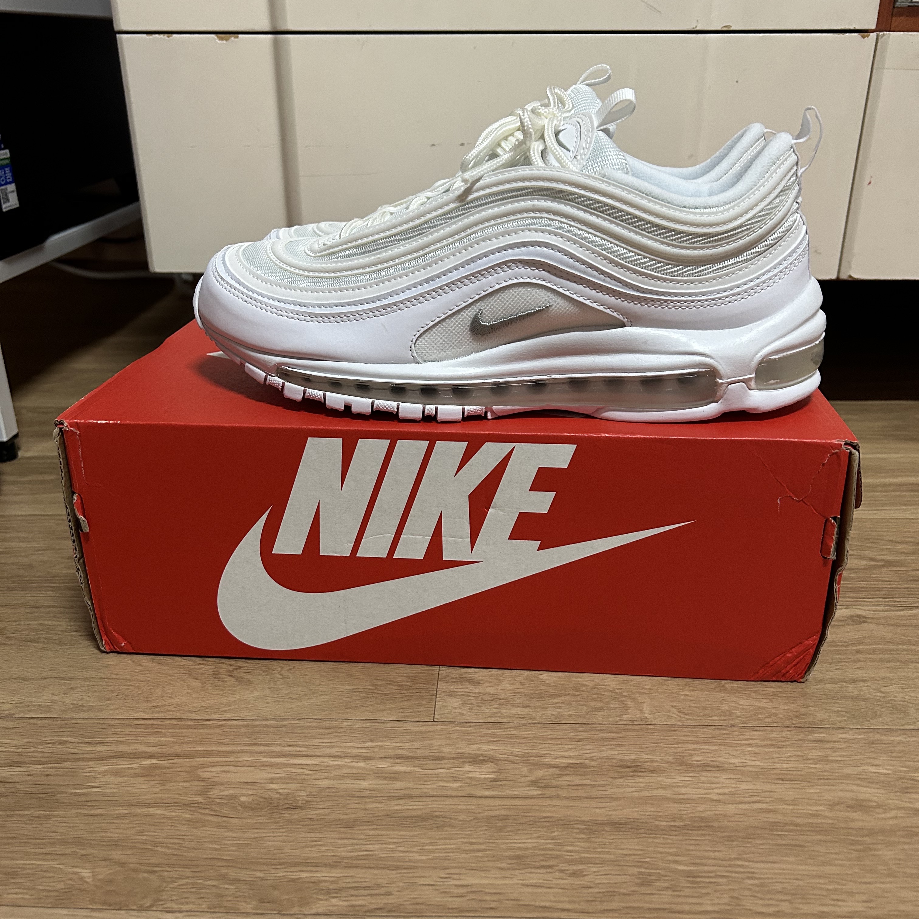 Nike Air Max 97 Triple White Wolf Grey 착용 스타일