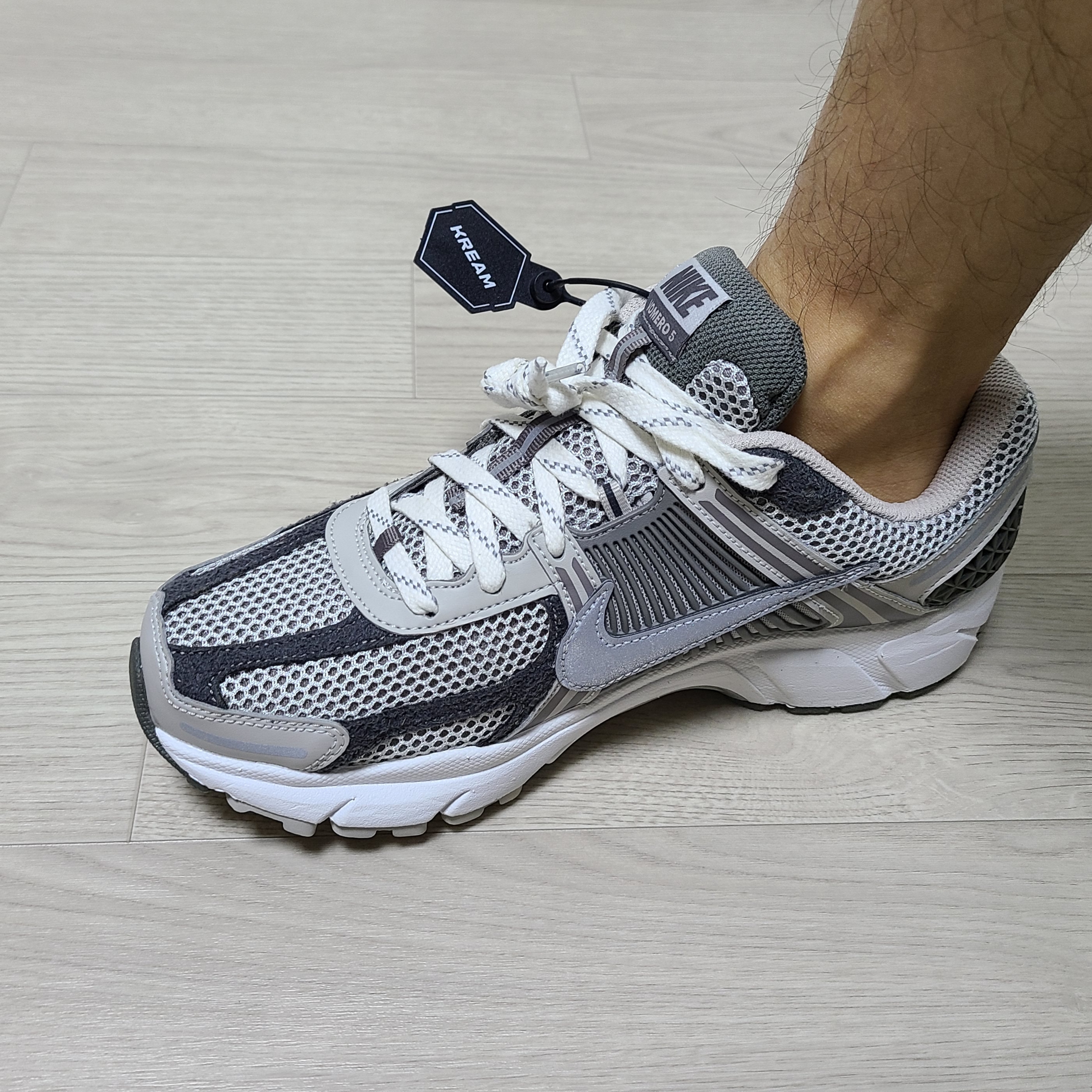 Nike Zoom Vomero 5 PRM Light Iron Ore and Flat Fewter 착용 스타일