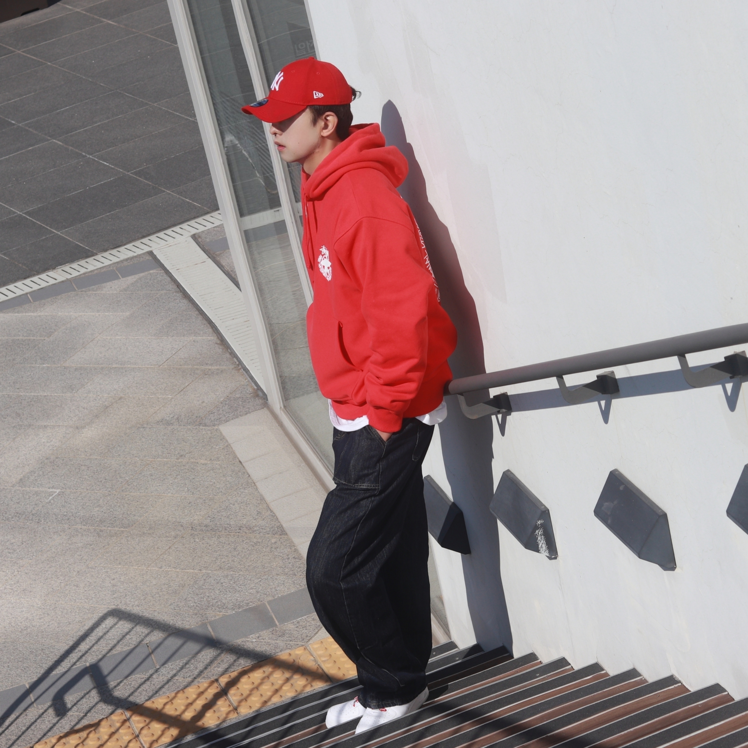Stussy Beach Roots Hoodie Red, Nike x Supreme Air Force 1 Low White 착용 스타일 - 1