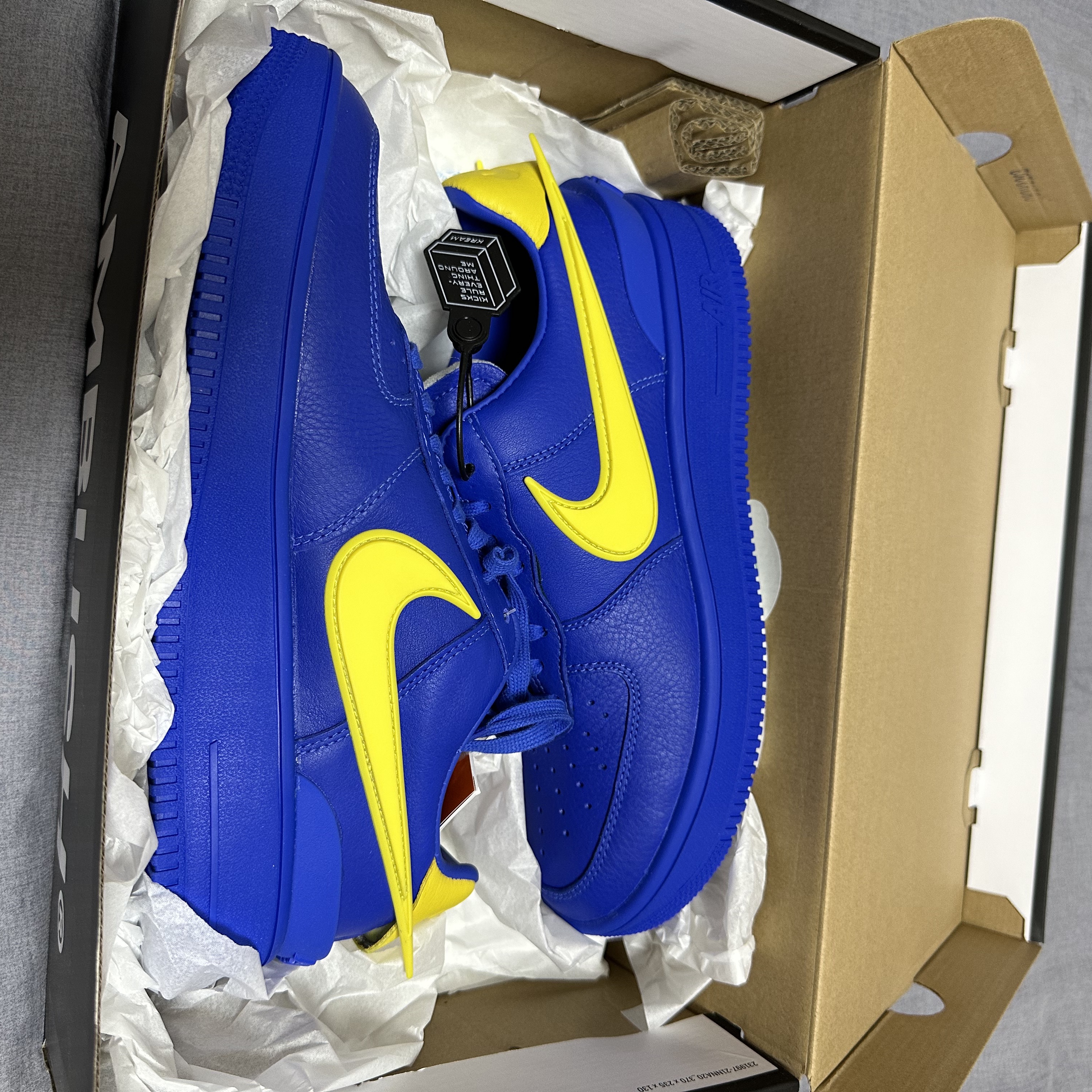 Nike x Ambush Air Force 1 Low SP Game Royal and Vivid Sulfur 착용 스타일 - 3
