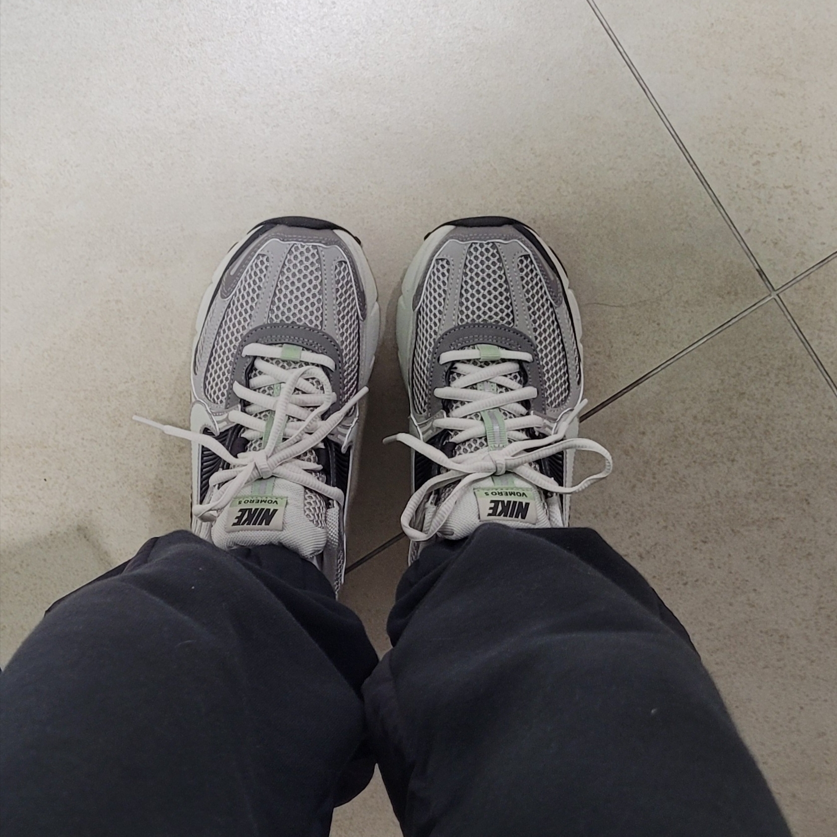 (W) Nike Zoom Vomero 5 Cobblestone and Flat Pewter 착용 스타일 - 1