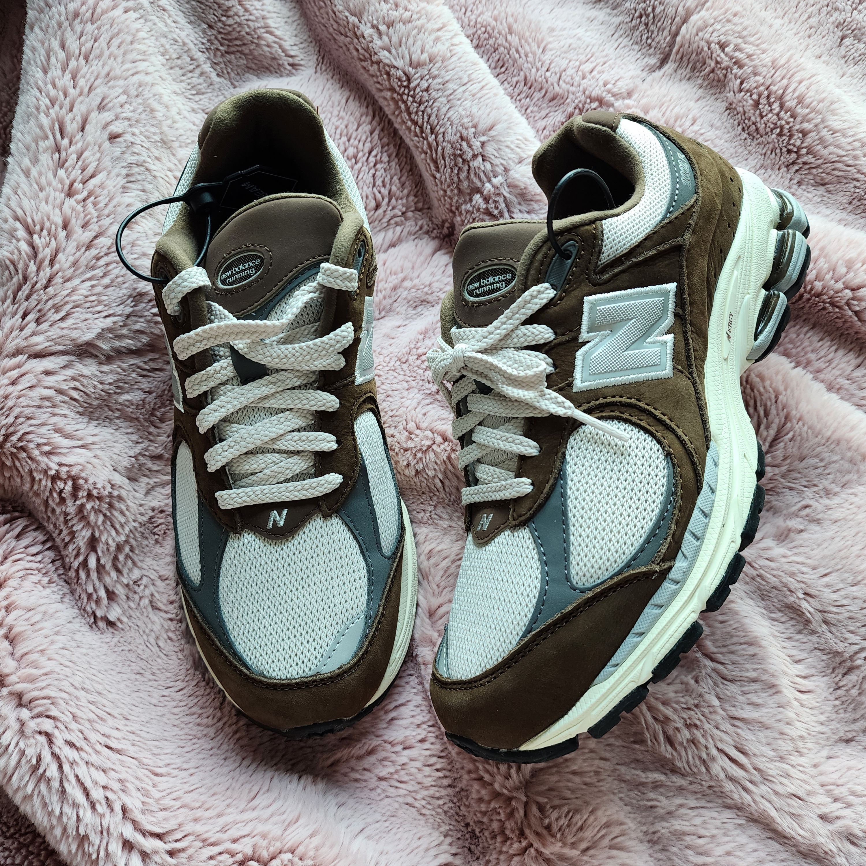 New Balance 2002R Brown Cream 착용 스타일 - 4