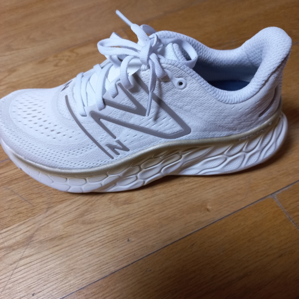 (W) New Balance Fresh Foam X More v4 White Gold Metallic - D Wide 착용 스타일 - 1