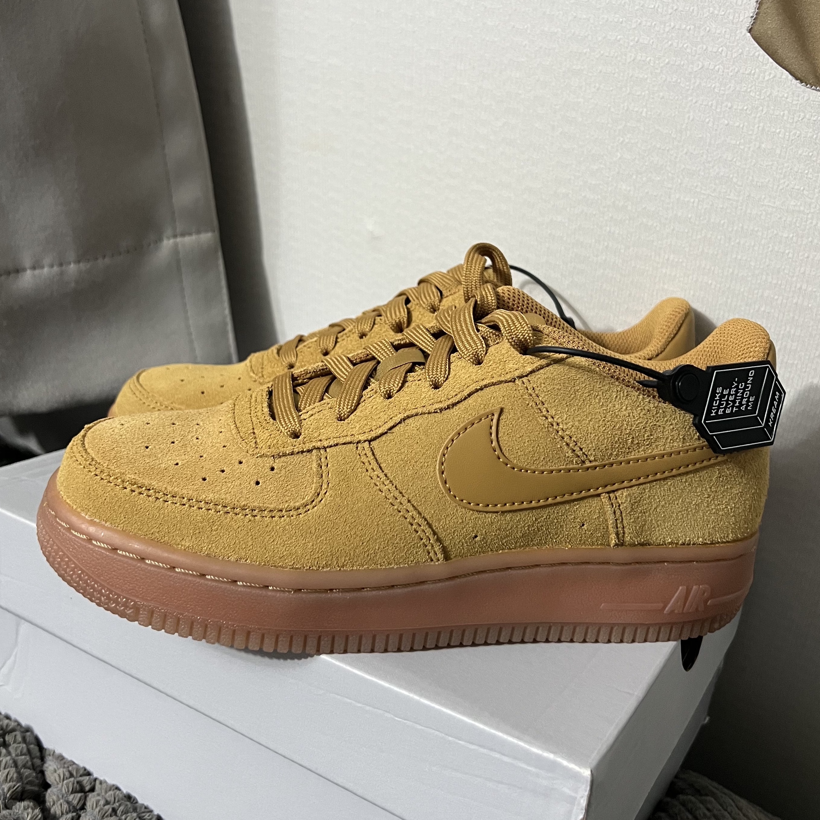 (GS) Nike Air Force 1 LV8 3 Wheat 착용 스타일 - 1