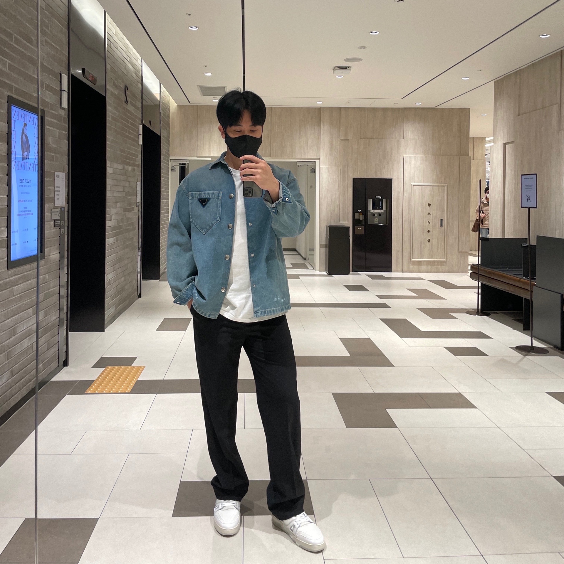 Prada Organic Denim Shirt Blue, Louis Vuitton LV Trainer Sneakers White 착용 스타일