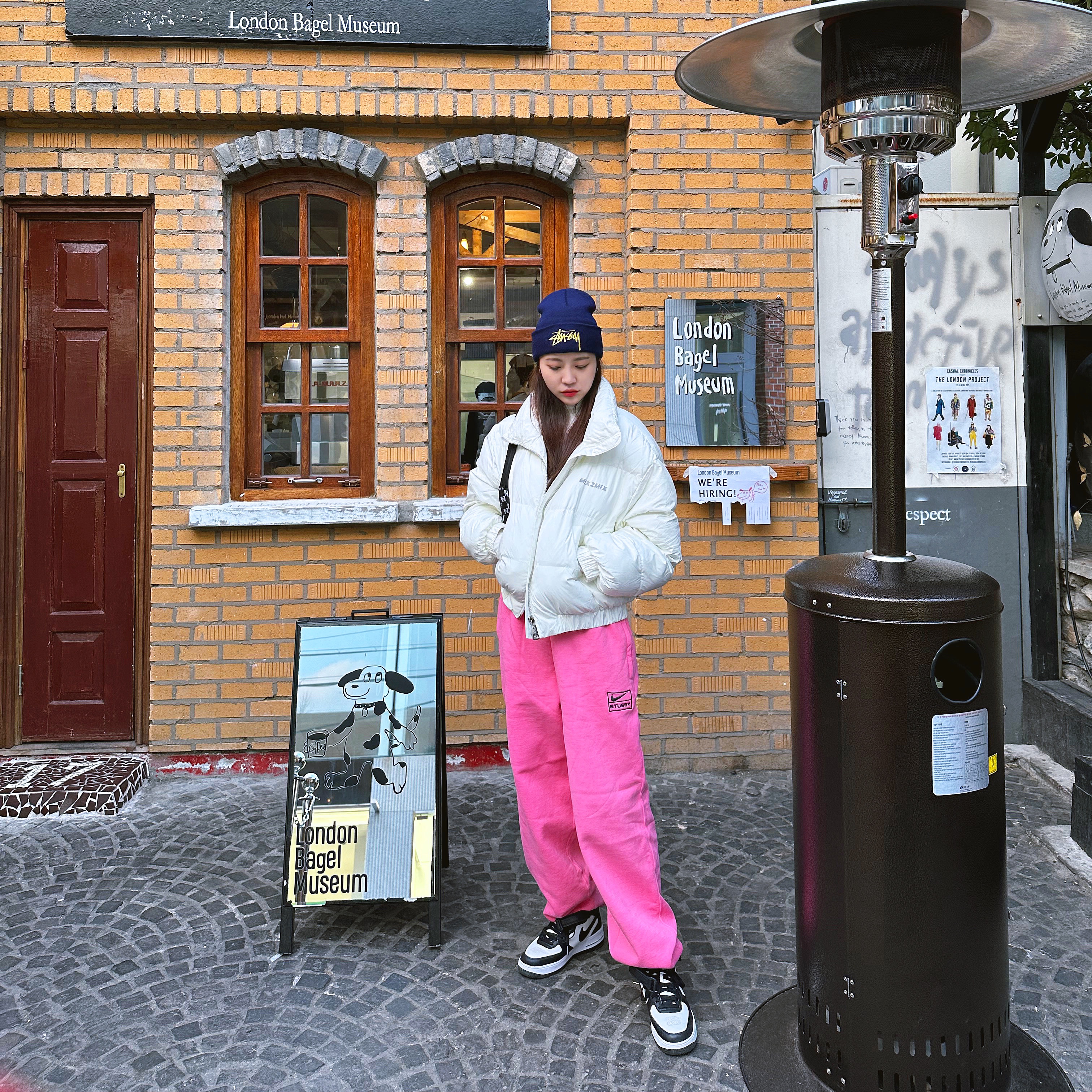 Nike x Stussy Air Force 1 '07 Mid SP Black and Light Bone, Nike x Stussy NRG Washed Fleece Pants Lotus PInk (DO5296-670) 착용 스타일 - 4