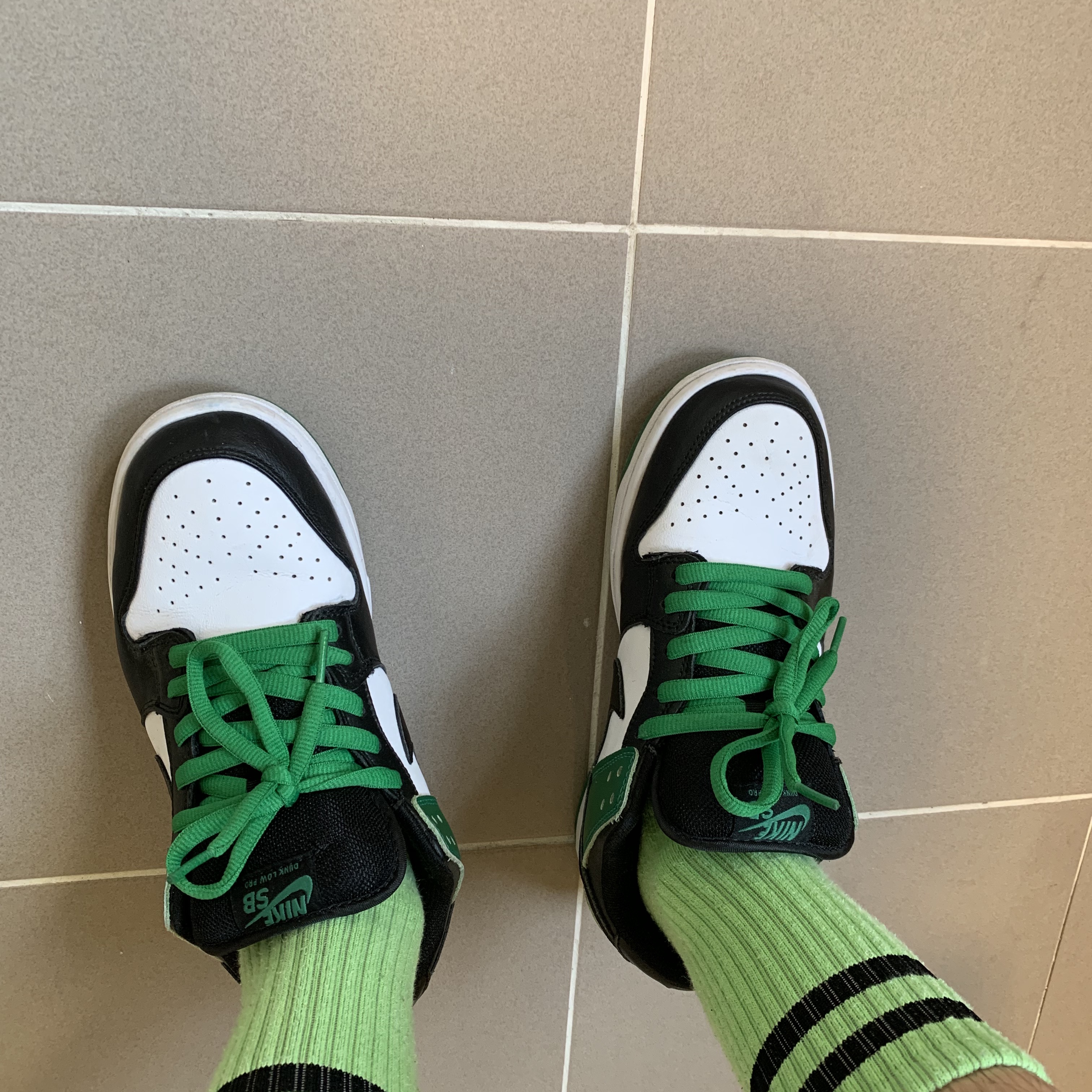 Nike SB Dunk Low Pro Black and Classic Green 착용 스타일 - 2