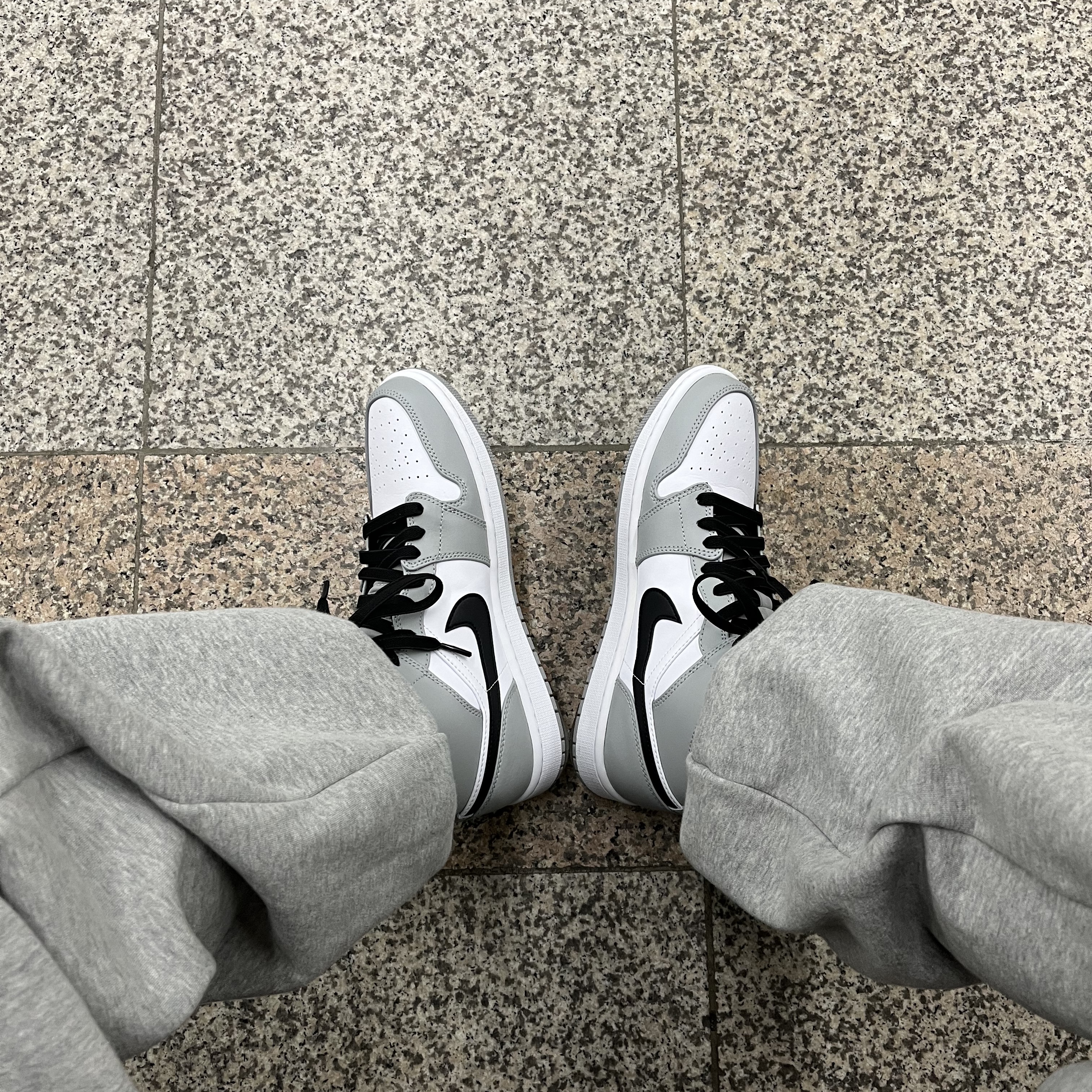Jordan 1 Mid Light Smoke Grey 착용 스타일