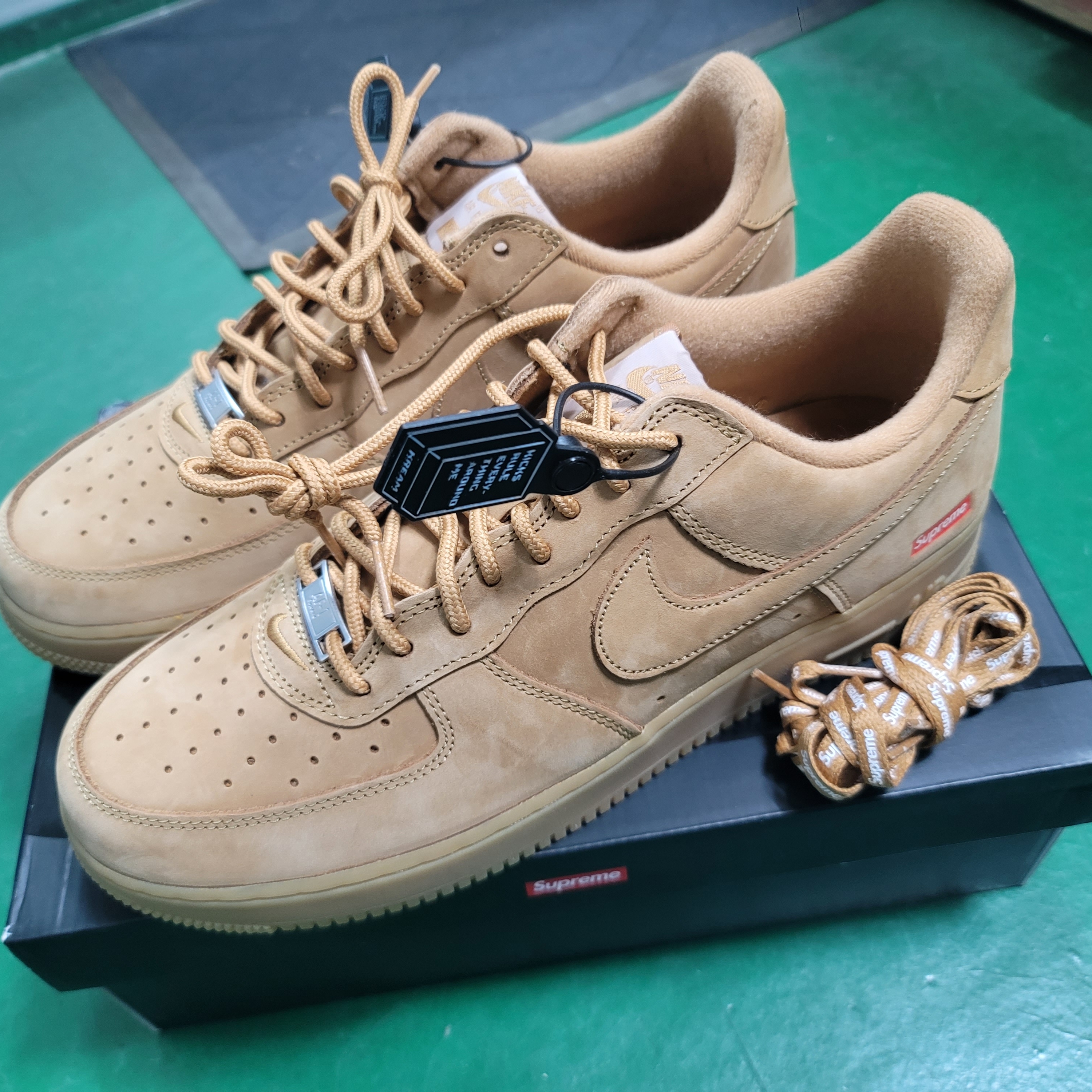 Nike x Supreme Air Force 1 Low Flax 착용 스타일