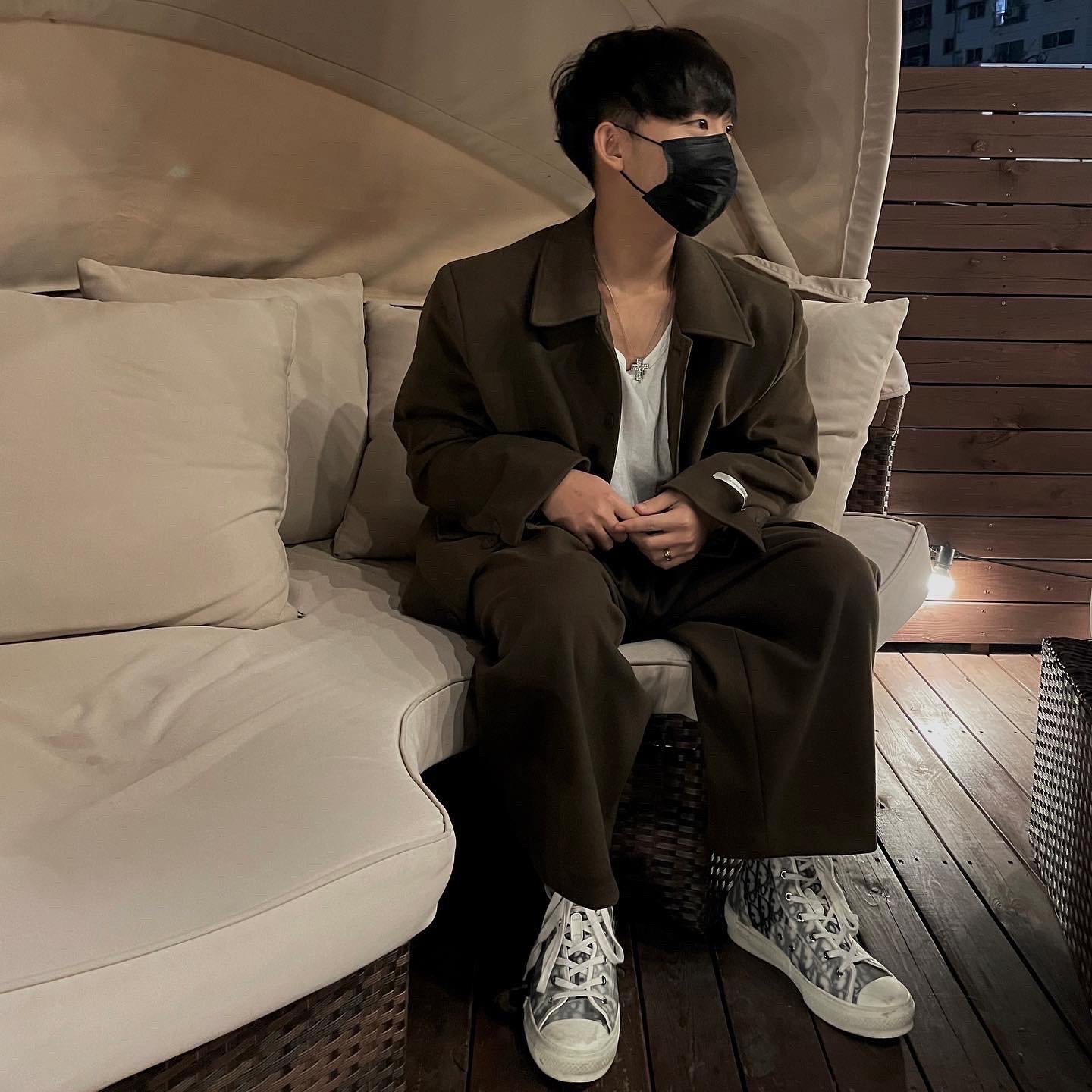 Dior B23 High Dior Oblique White & Black, Gucci GG Marmont Leather Belt with Double G Buckle Black Brass 착용 스타일 - 1