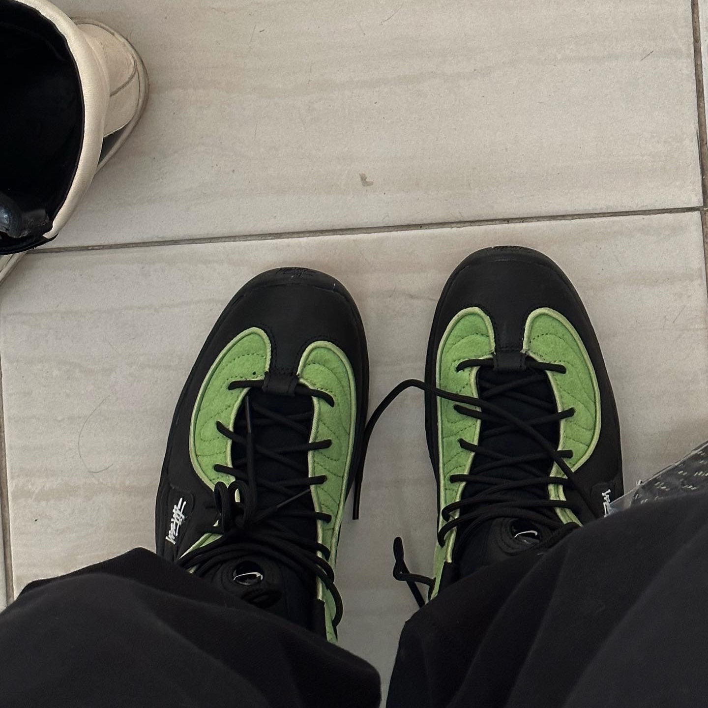 Nike x Stussy Air Penny II Vivid Green and Black 착용 스타일 - 3