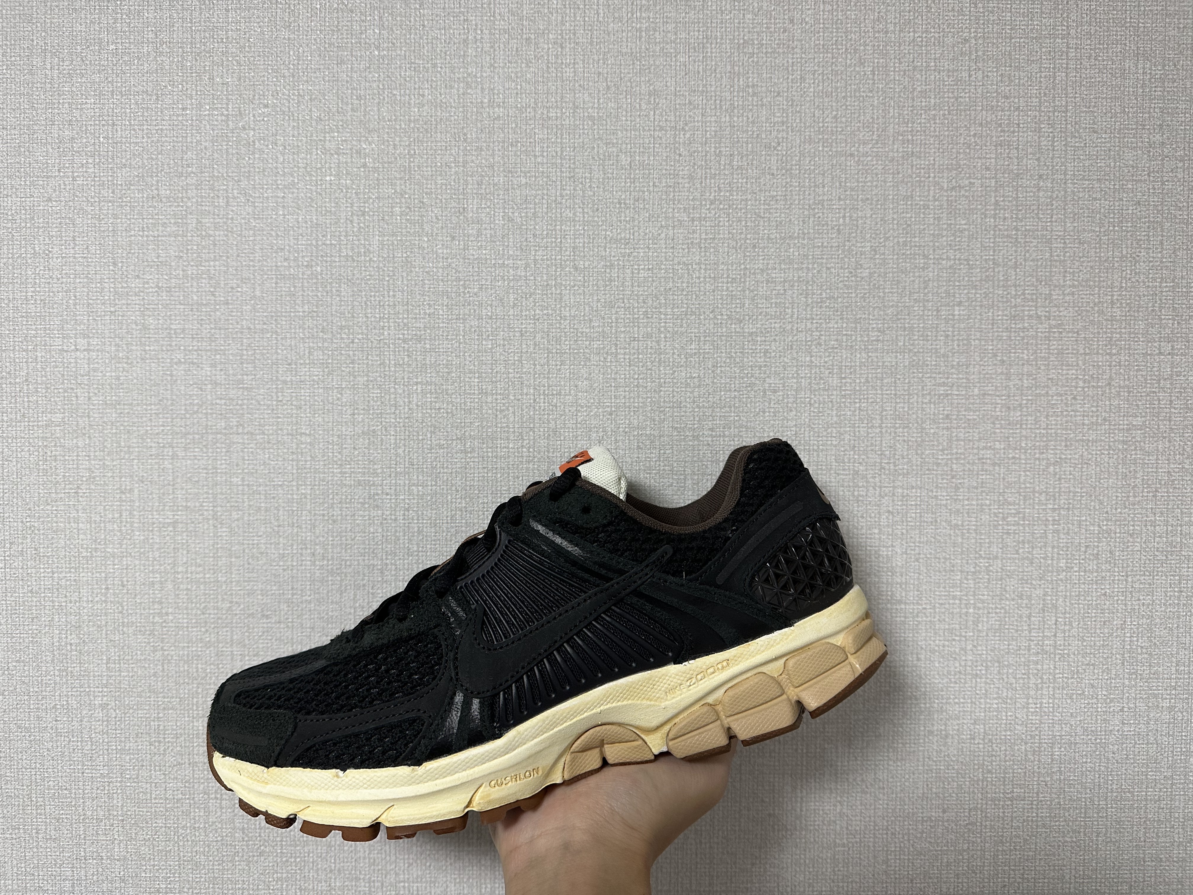 (W) Nike Zoom Vomero 5 Black 착용 스타일 - 2