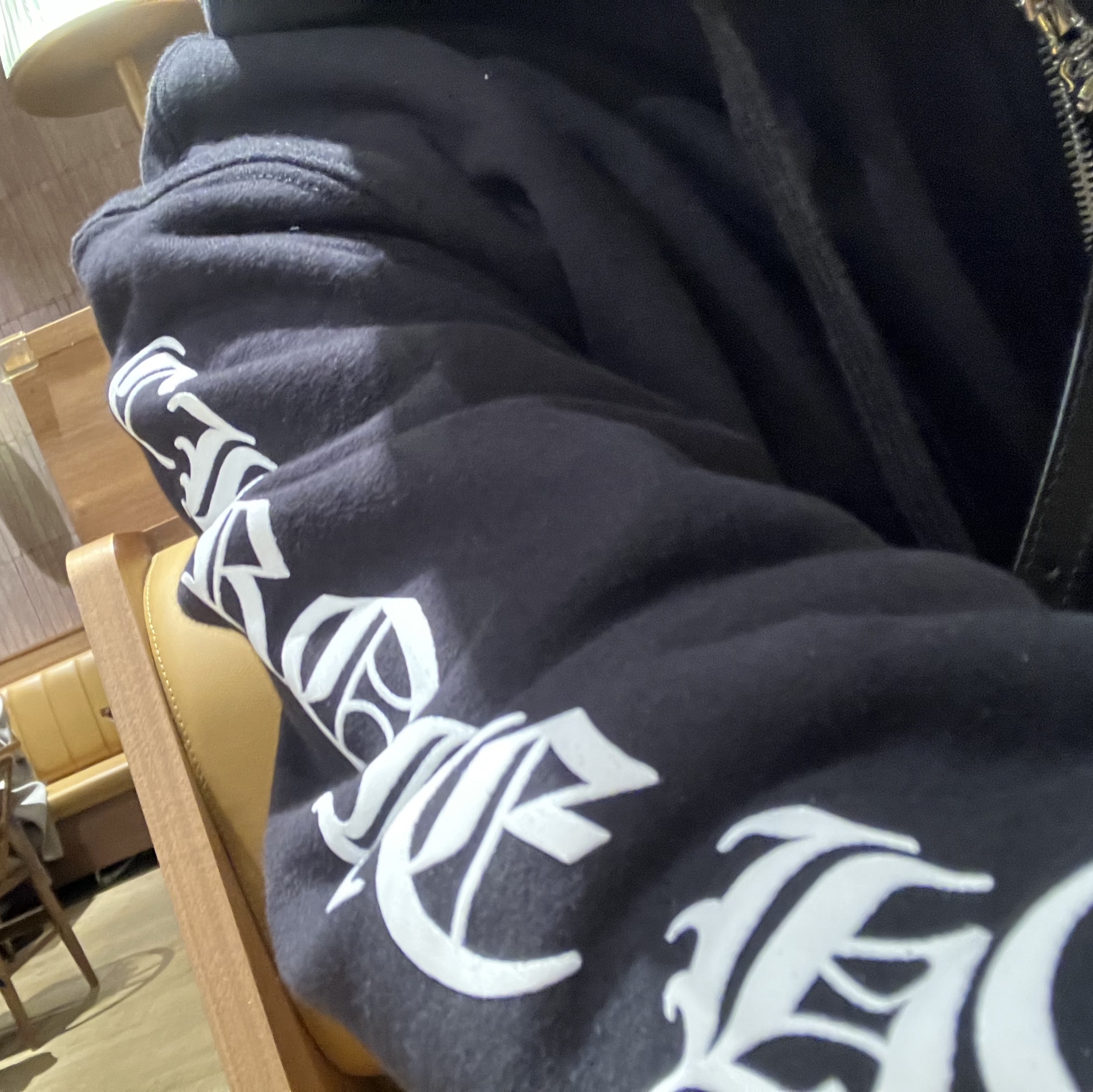 Chrome Hearts Scroll Dual Logo Heavyweight Zip-Up Hoodie Black 착용 스타일 - 2