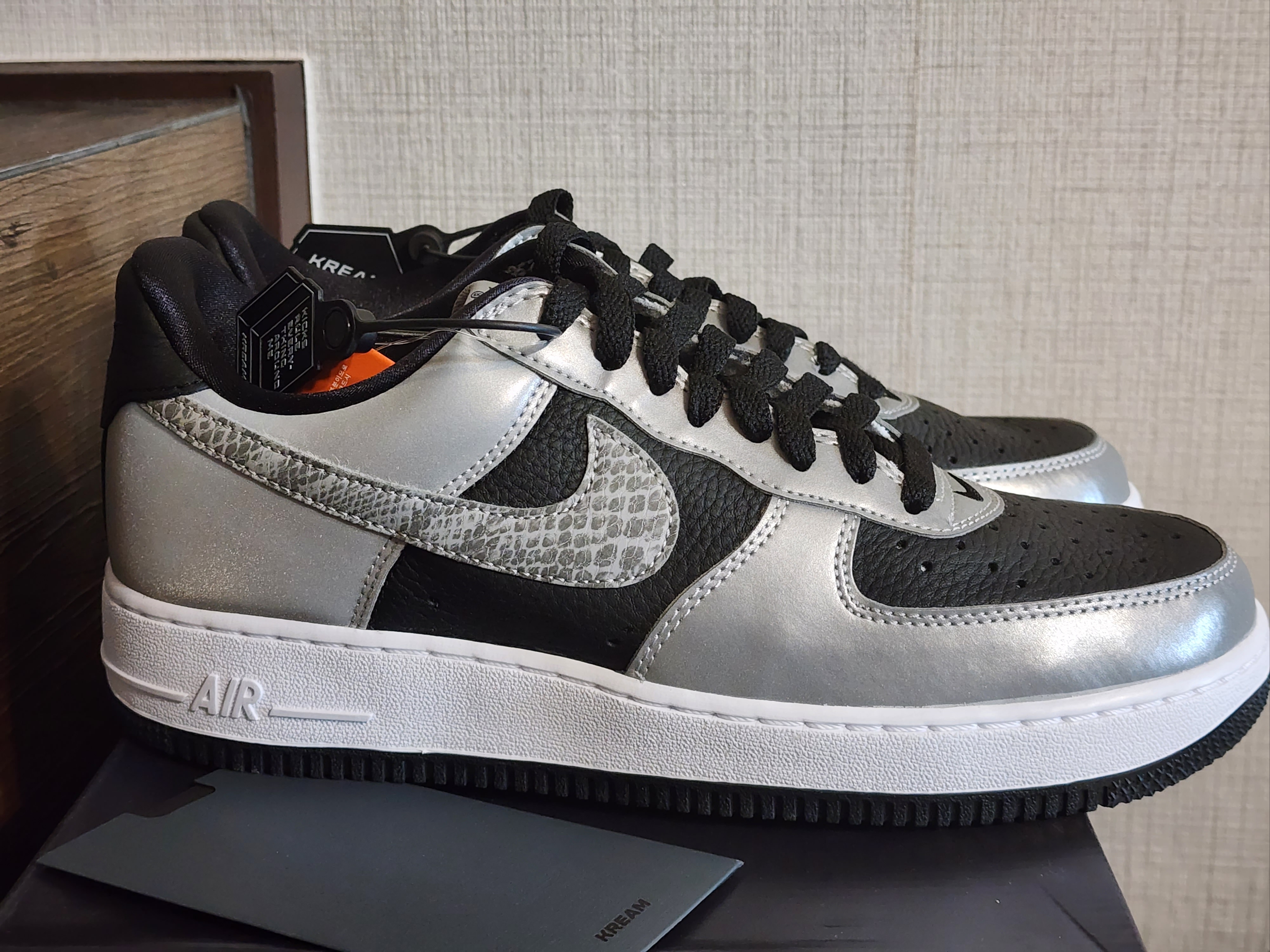 Nike Air Force 1 B Silver Snake 착용 스타일 - 3
