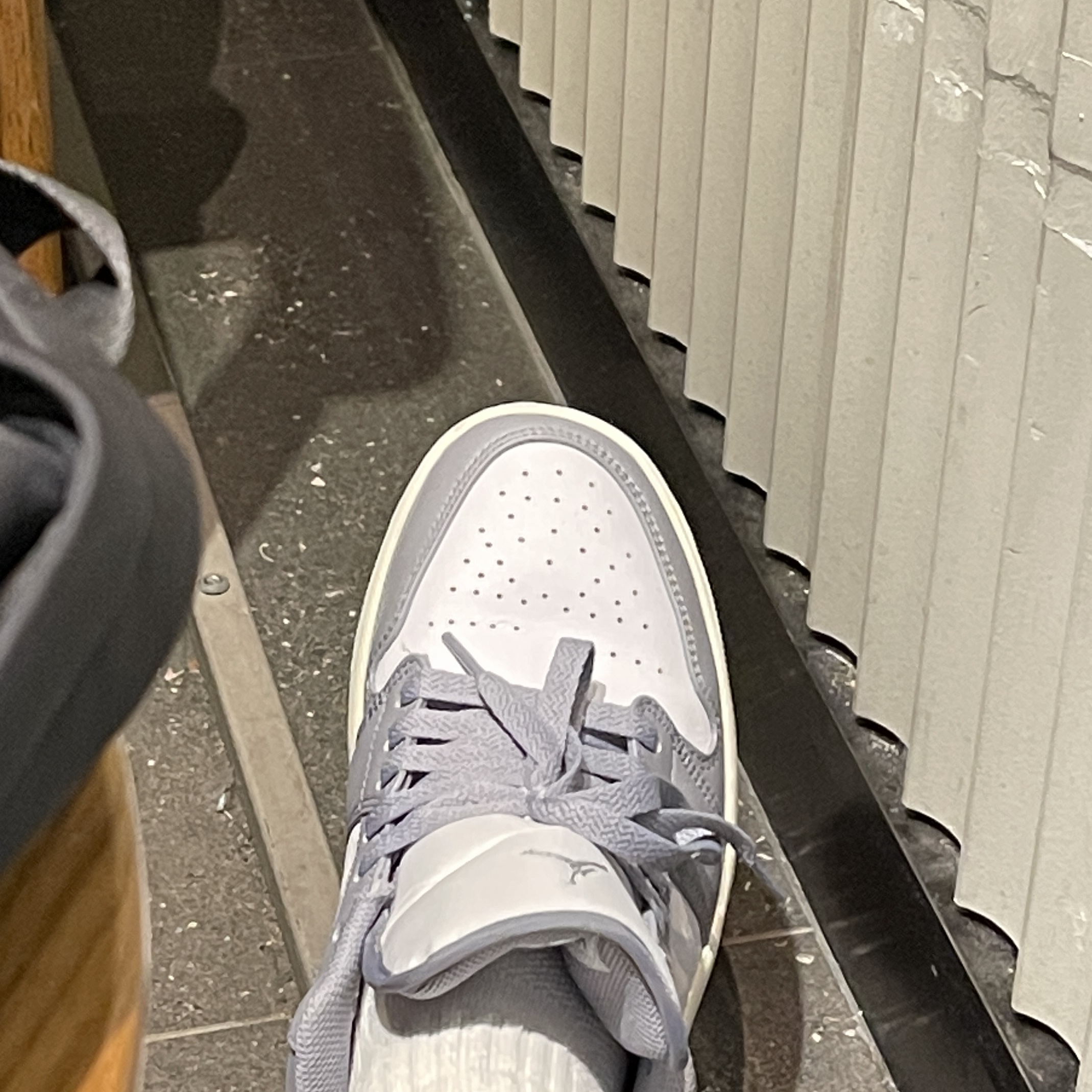 Jordan 1 Low Stealth and White 착용 스타일