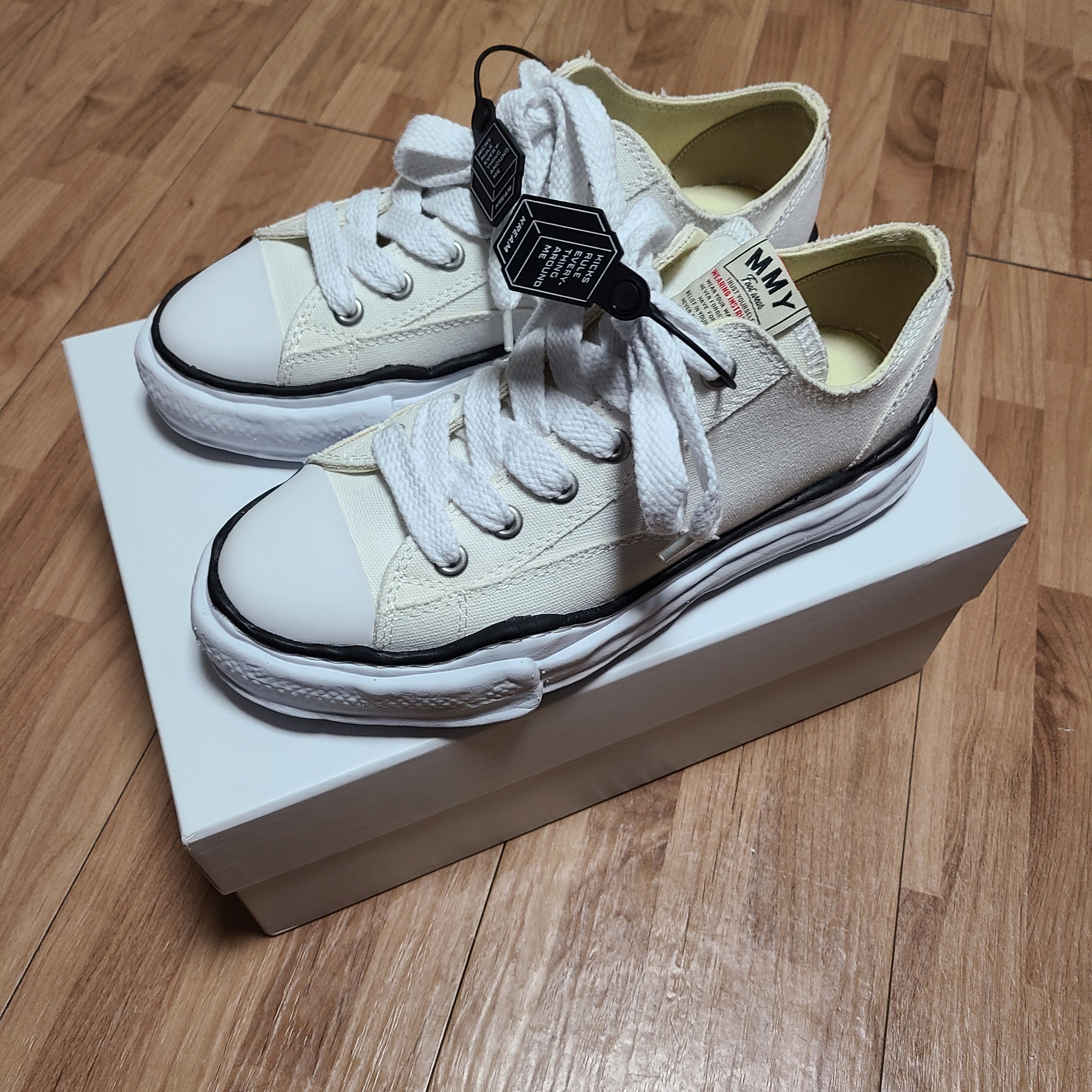 Maison Mihara Yasuhiro Peterson OG Sole Canvas Low Sneakers White 착용 스타일