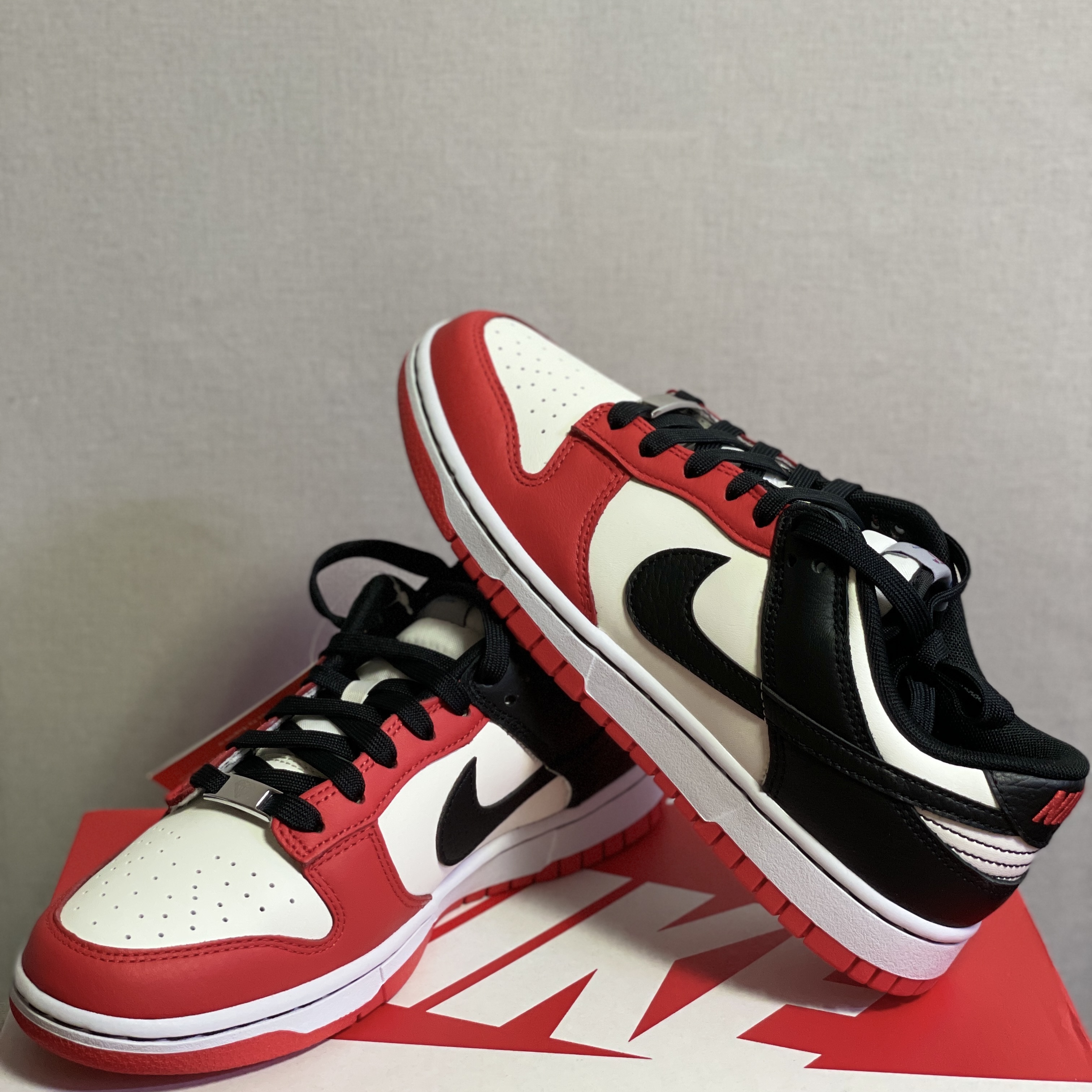 Nike x NBA Dunk Low Retro EMB Black and Chile Red 착용 스타일 - 2