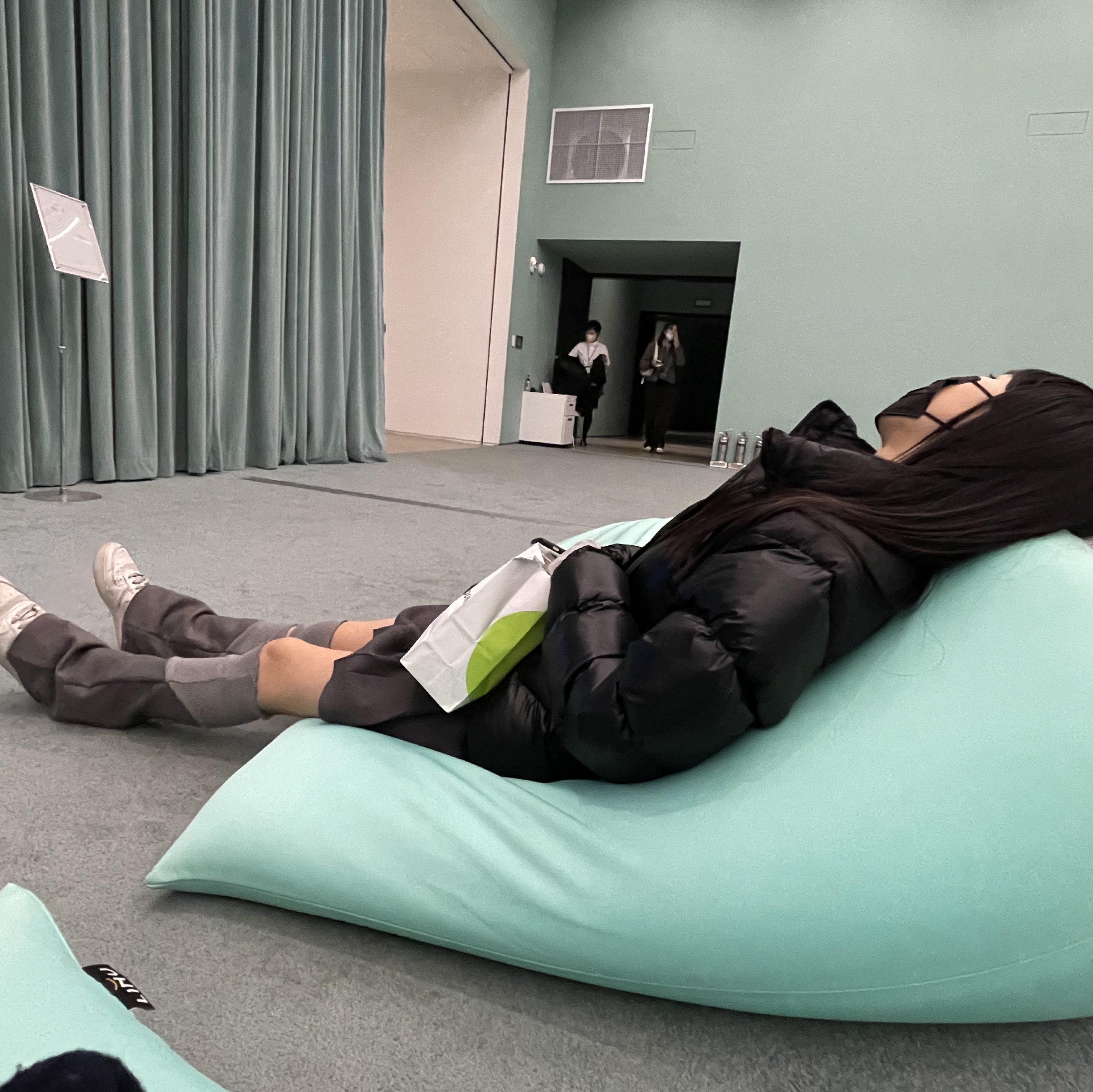 The North Face Nuptse Hybrid Down Ball Jacket Black 착용 스타일 - 3