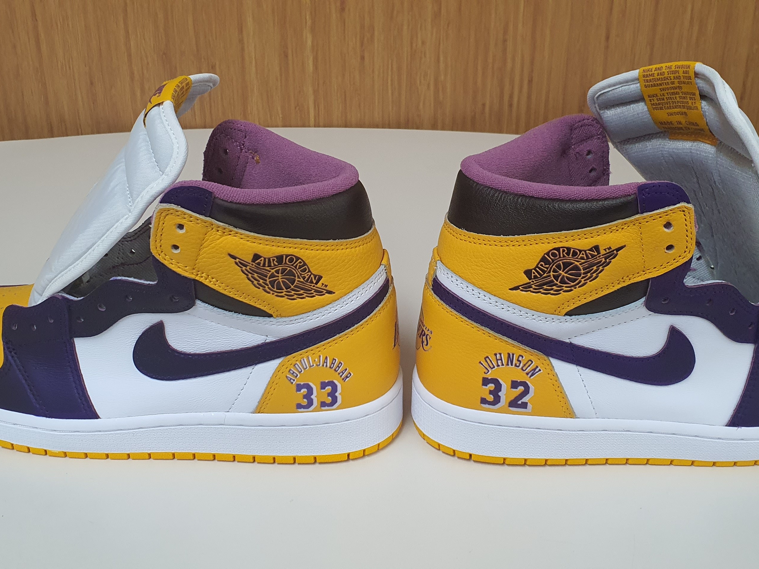 Jordan 1 Retro High OG University Gold Light Bordeaux 착용 스타일 - 2