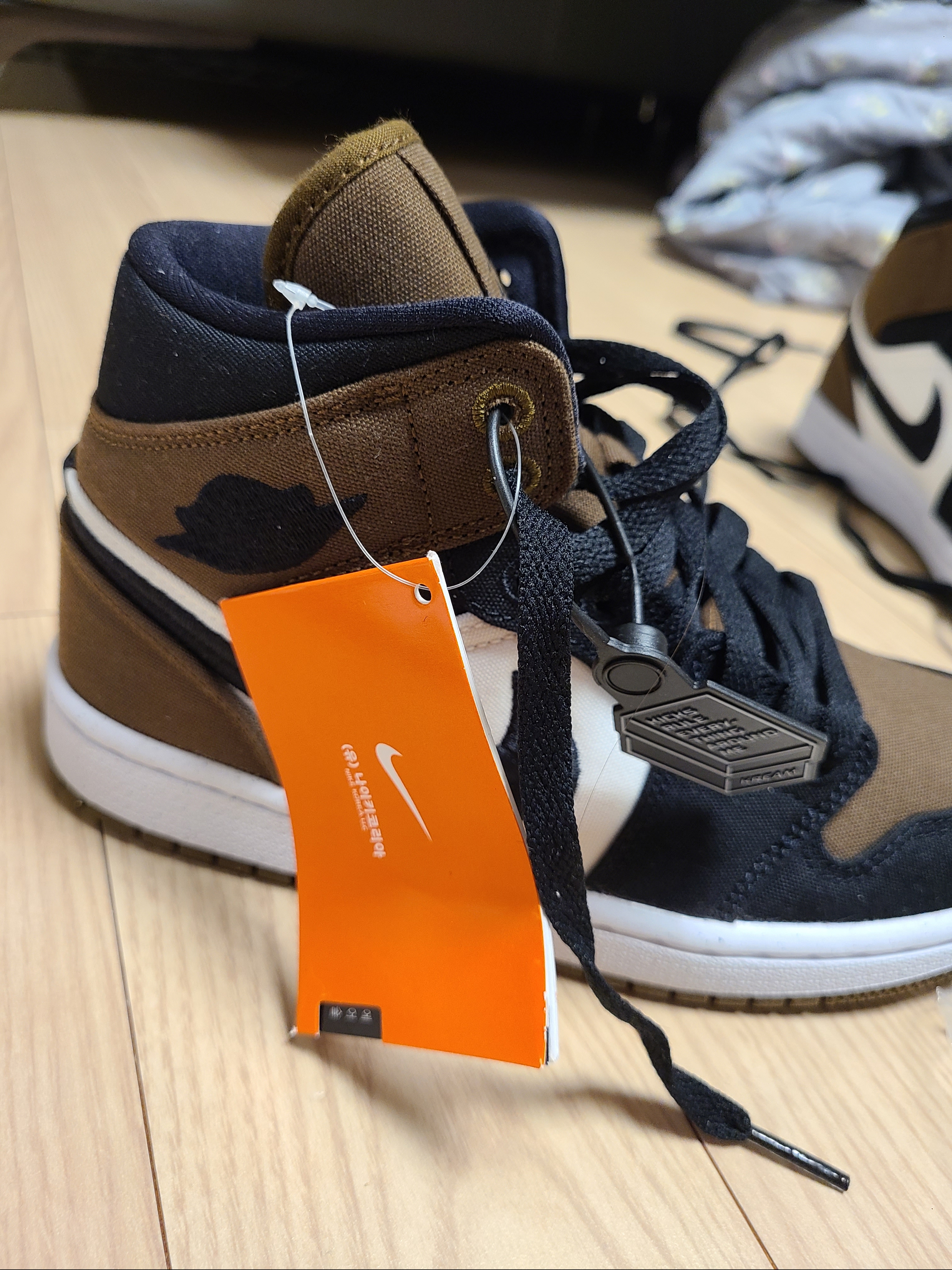 (W) Jordan 1 Mid SE Light Olive Black 착용 스타일