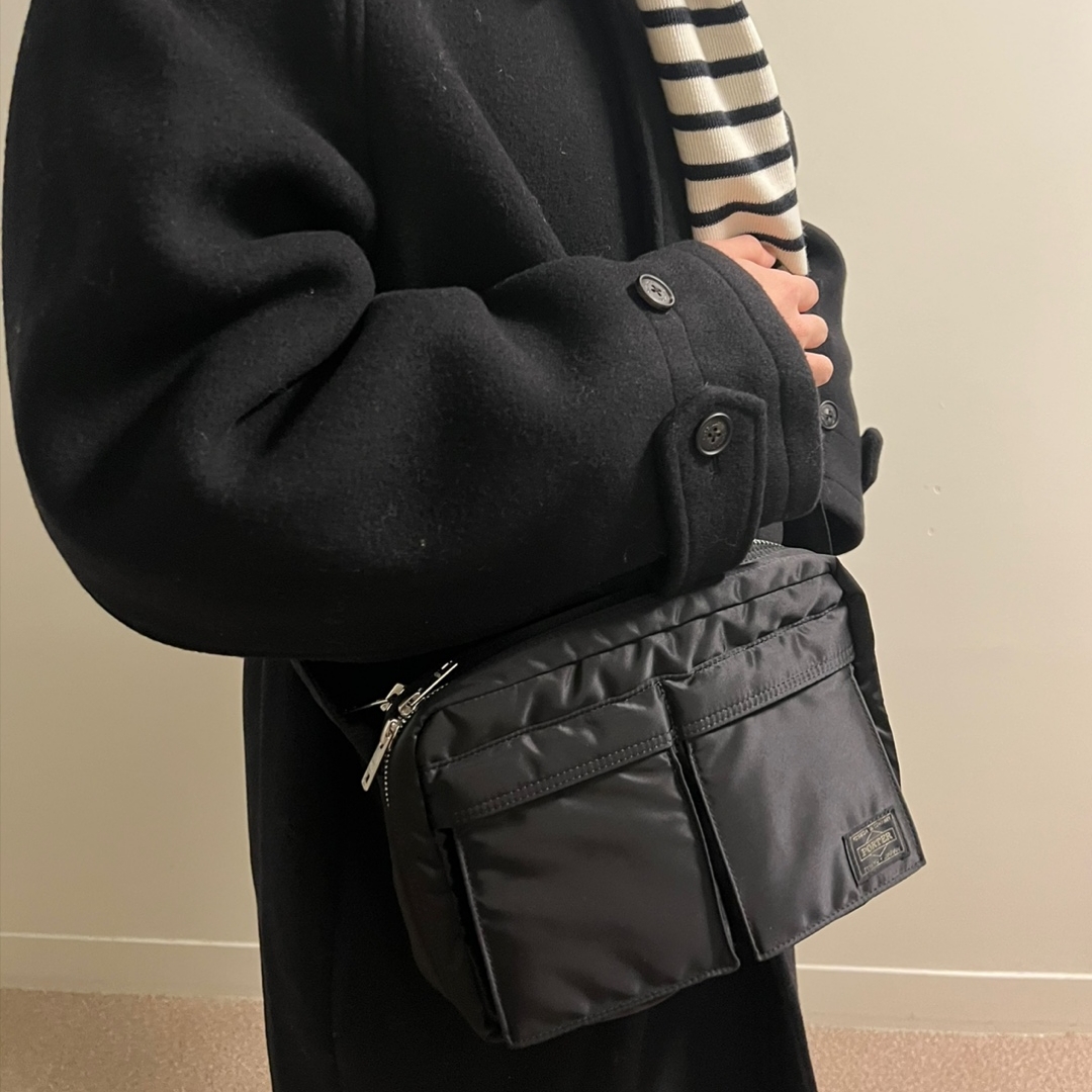 Porter Tanker Shoulder Bag S Black 착용 스타일