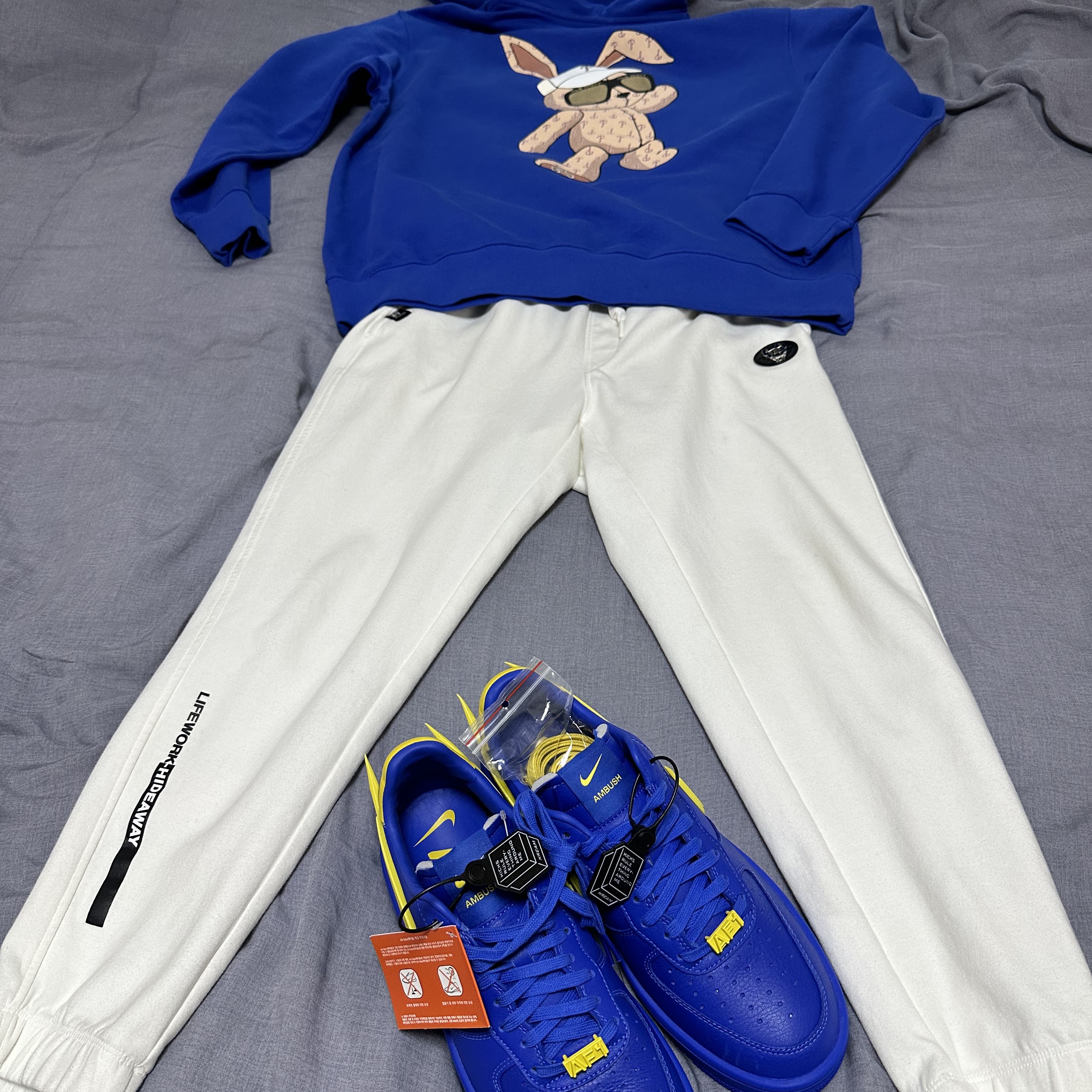 Nike x Ambush Air Force 1 Low SP Game Royal and Vivid Sulfur 착용 스타일 - 2
